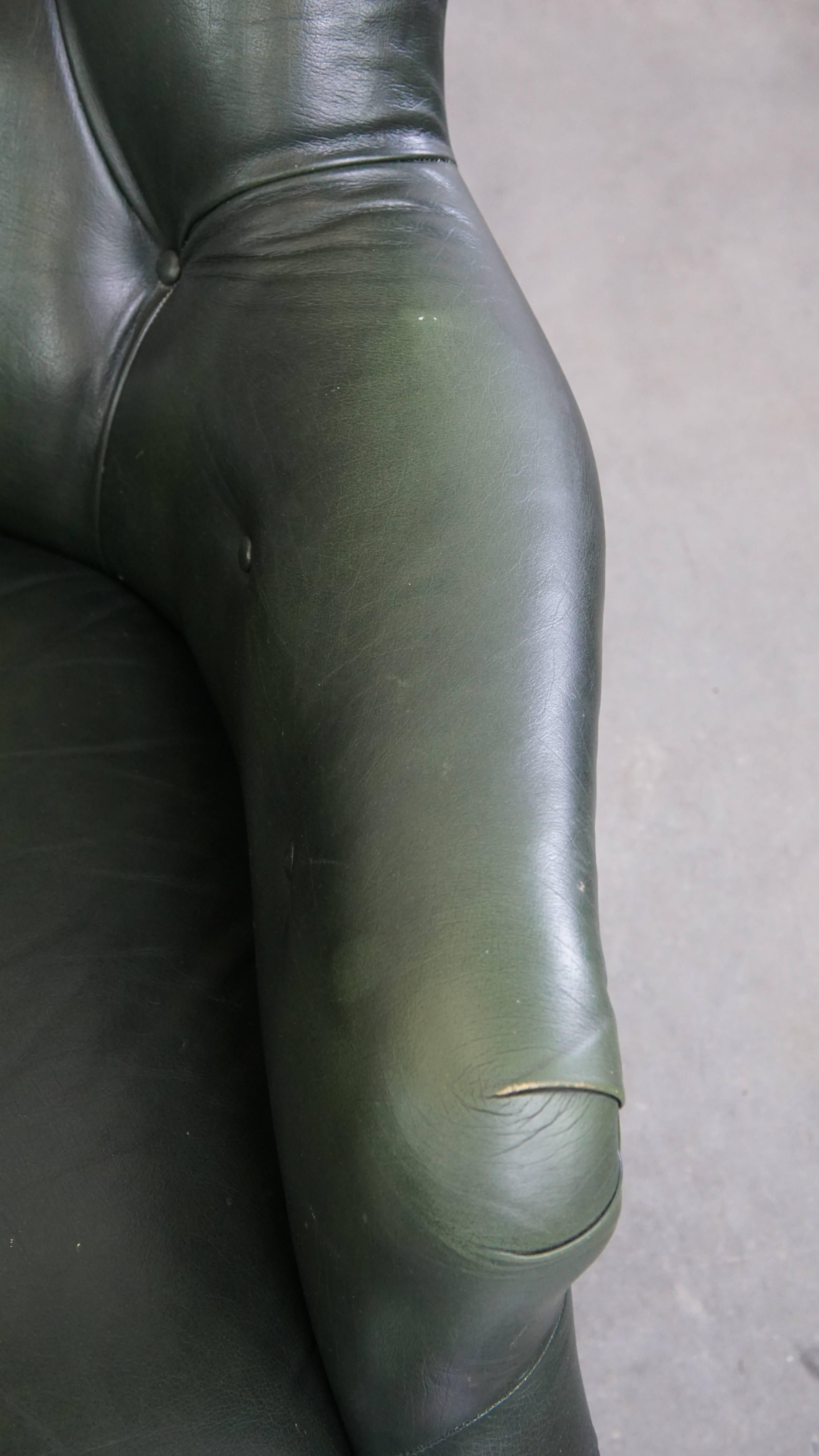 Set of 2 Green Cowhide Leather Chesterfield Armchairs in English Style For Sale 4
