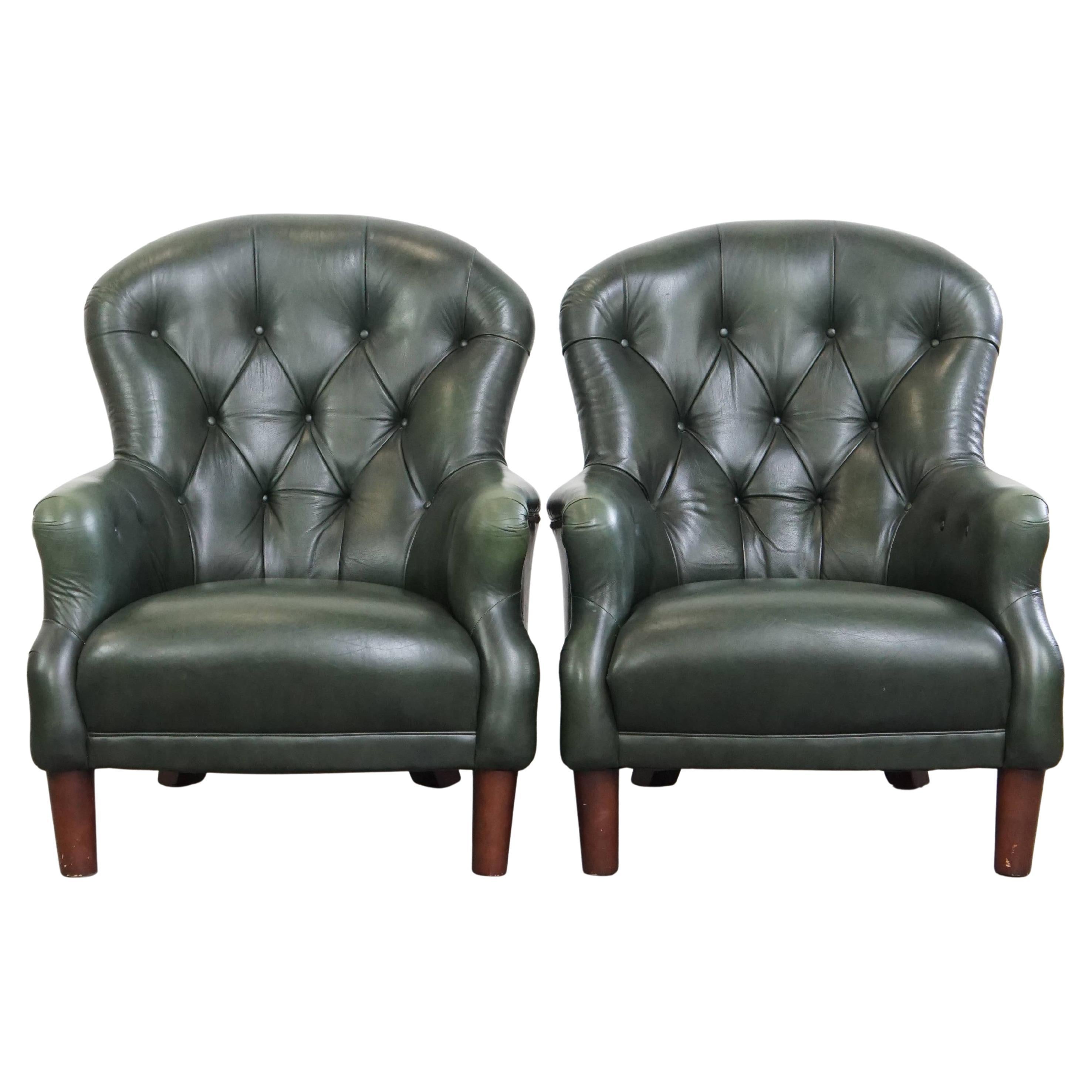 Set of 2 Green Cowhide Leather Chesterfield Armchairs in English Style For Sale