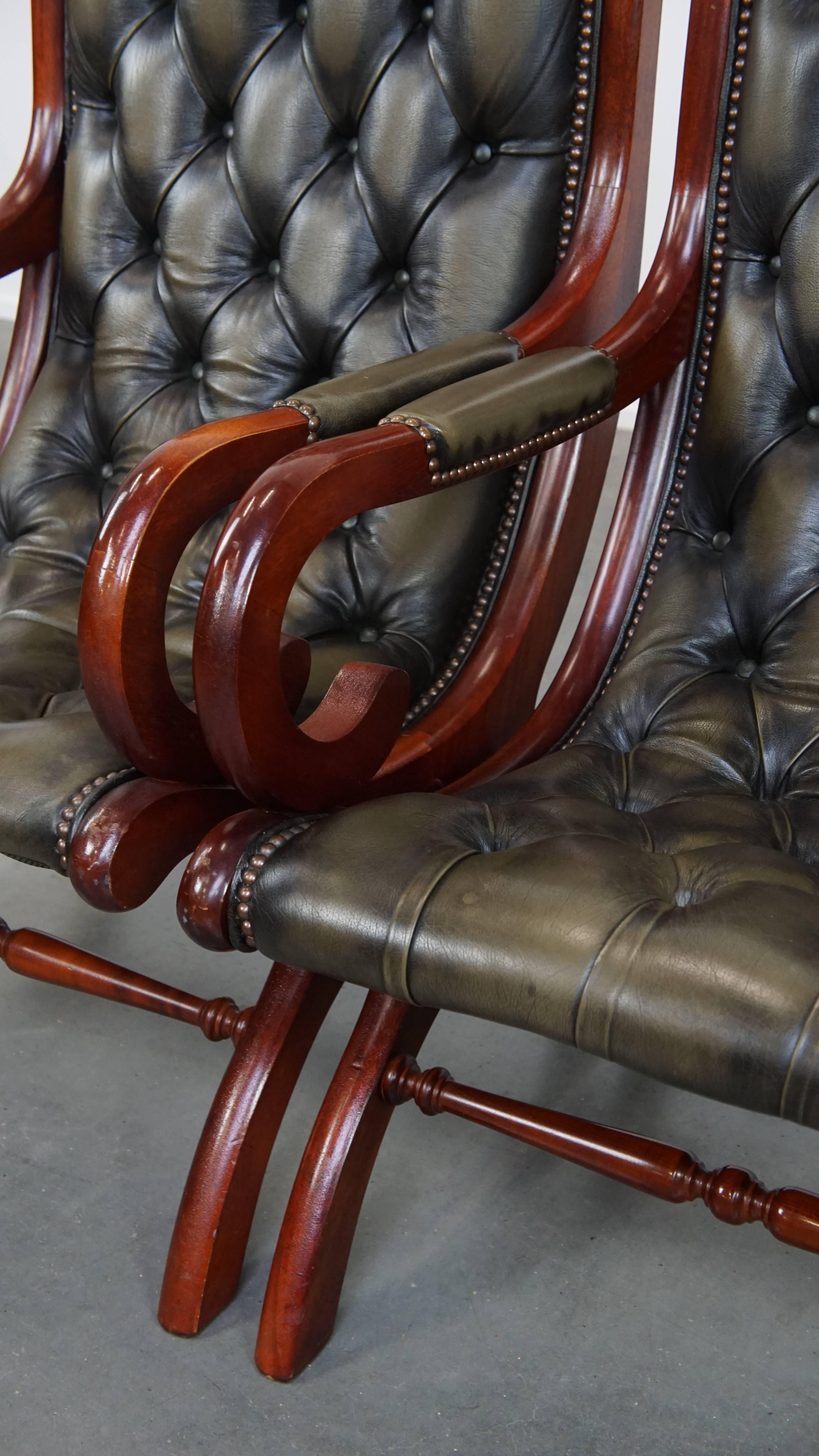 Ensemble de 2 fauteuils Chesterfield anglais en cuir de vache verte en vente 3