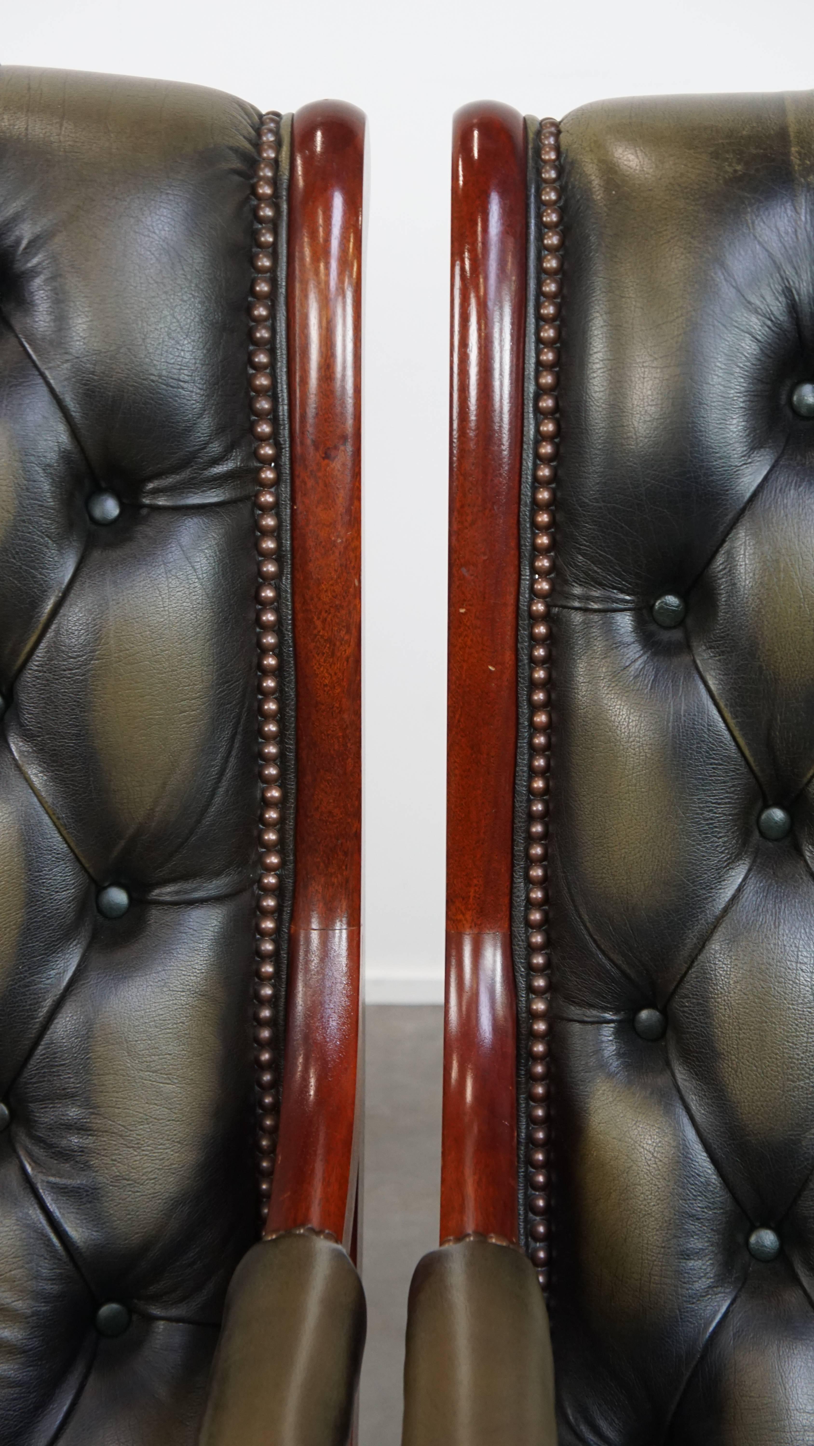 Ensemble de 2 fauteuils Chesterfield anglais en cuir de vache verte en vente 4