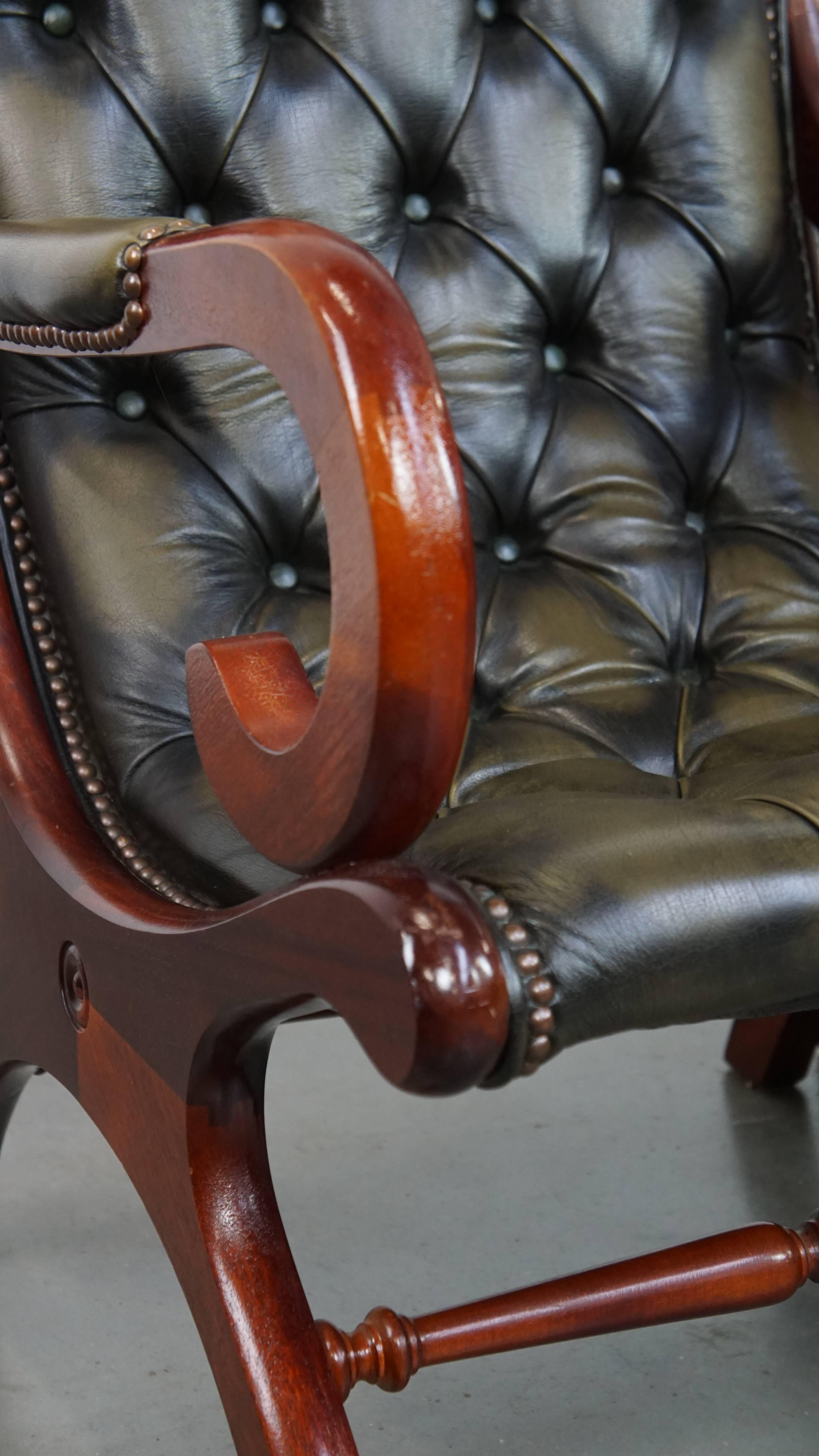 Ensemble de 2 fauteuils Chesterfield anglais en cuir de vache verte en vente 5
