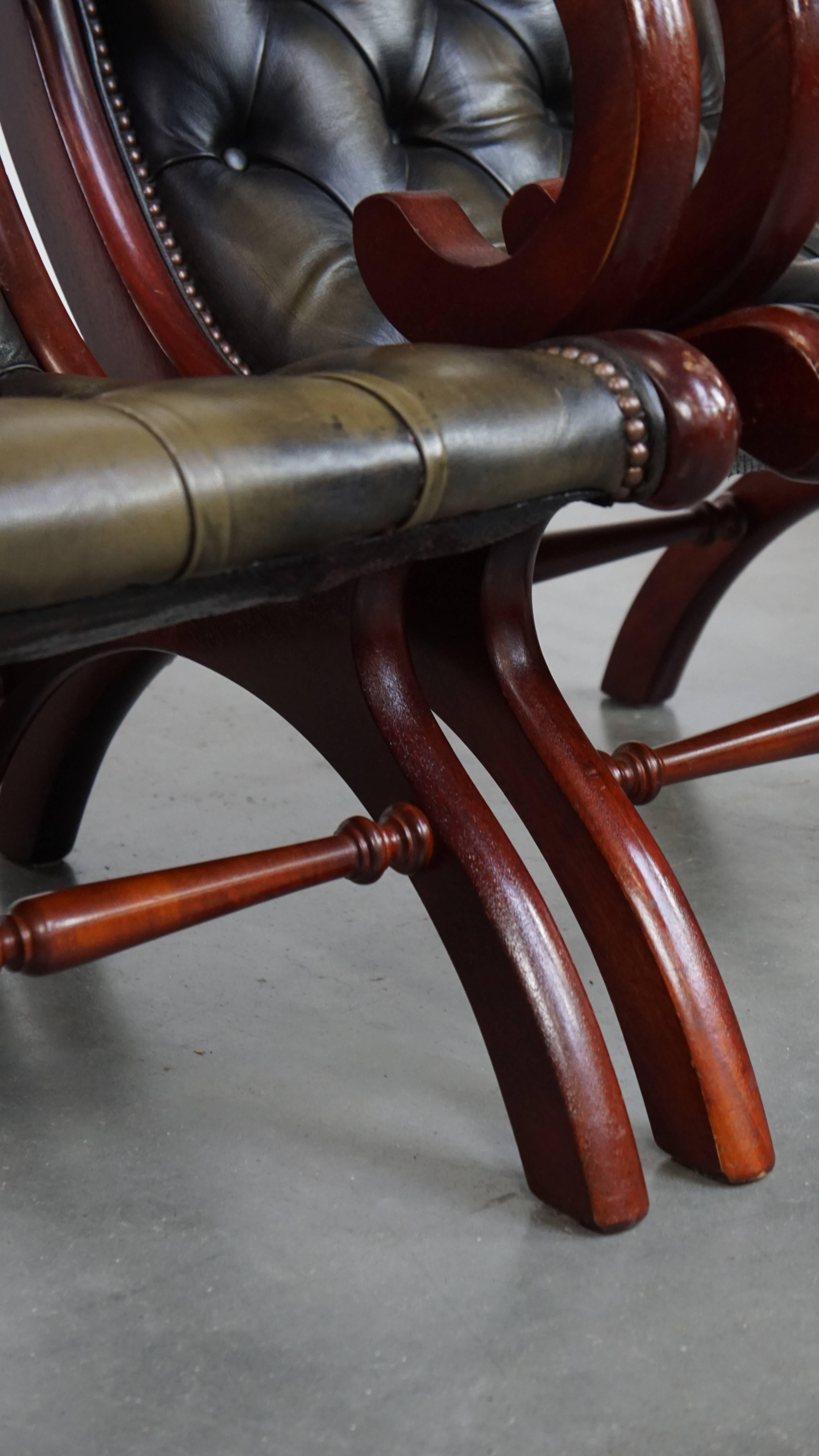 Ensemble de 2 fauteuils Chesterfield anglais en cuir de vache verte en vente 6