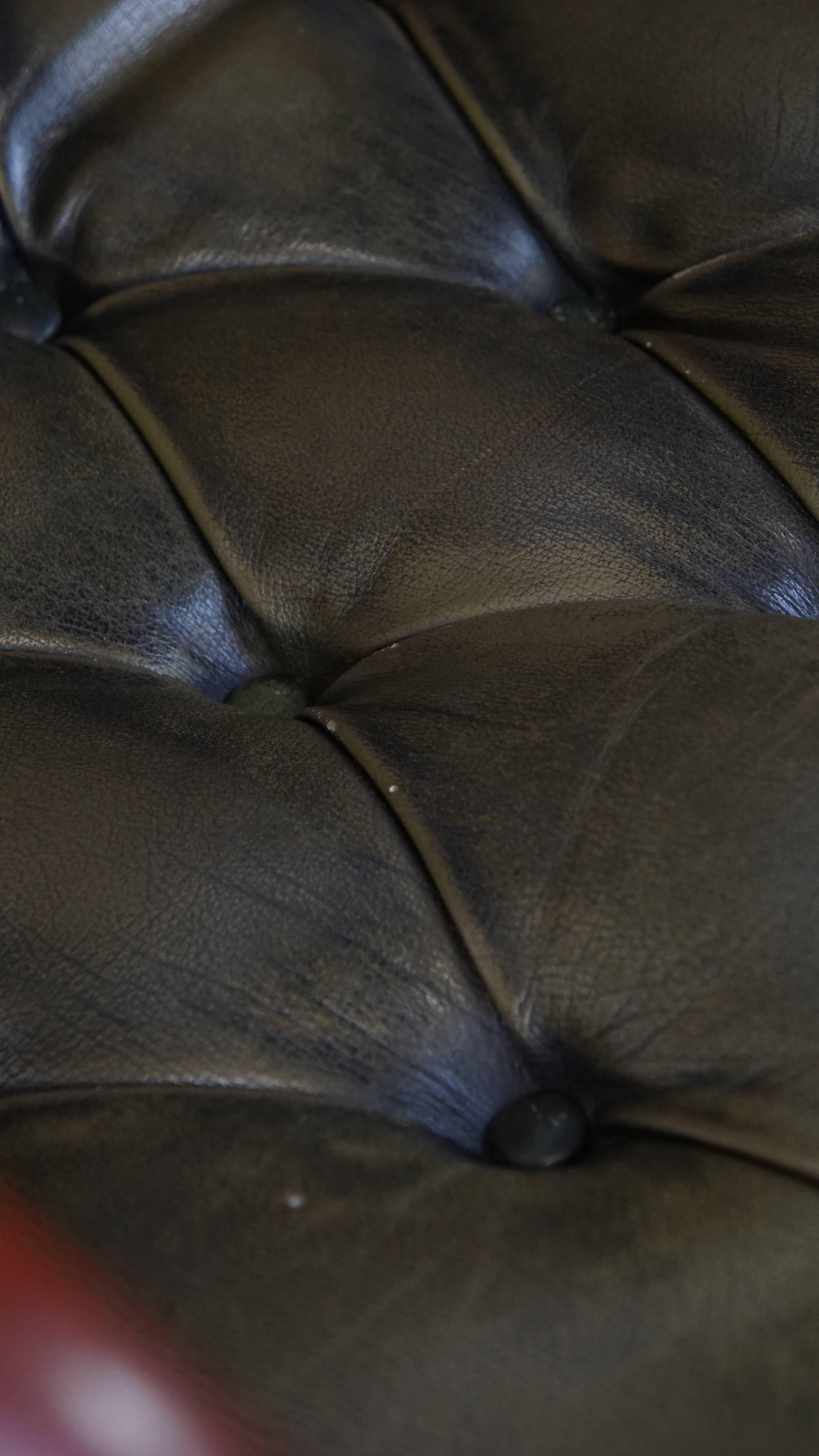 Ensemble de 2 fauteuils Chesterfield anglais en cuir de vache verte en vente 7