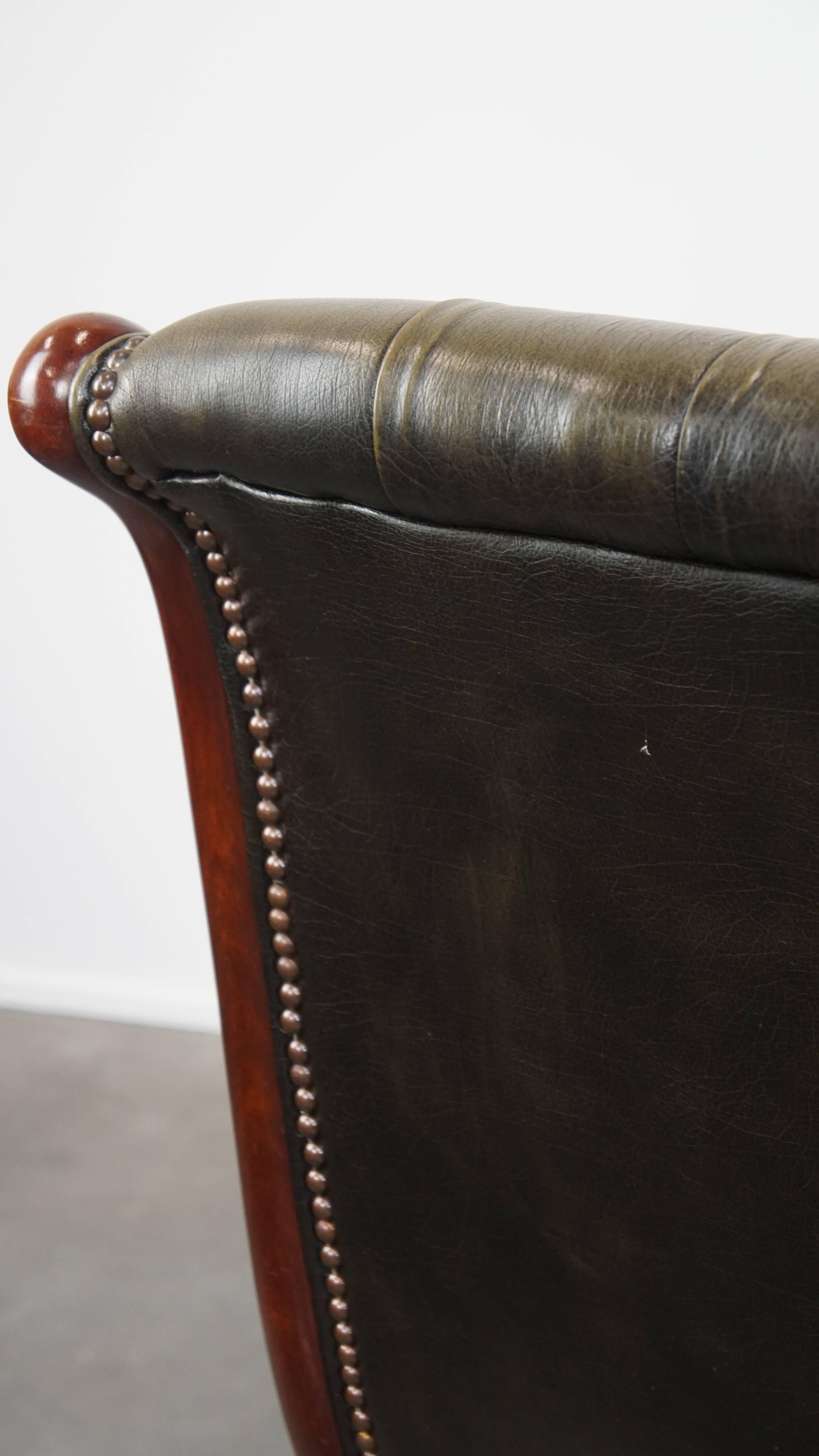 Ensemble de 2 fauteuils Chesterfield anglais en cuir de vache verte en vente 8