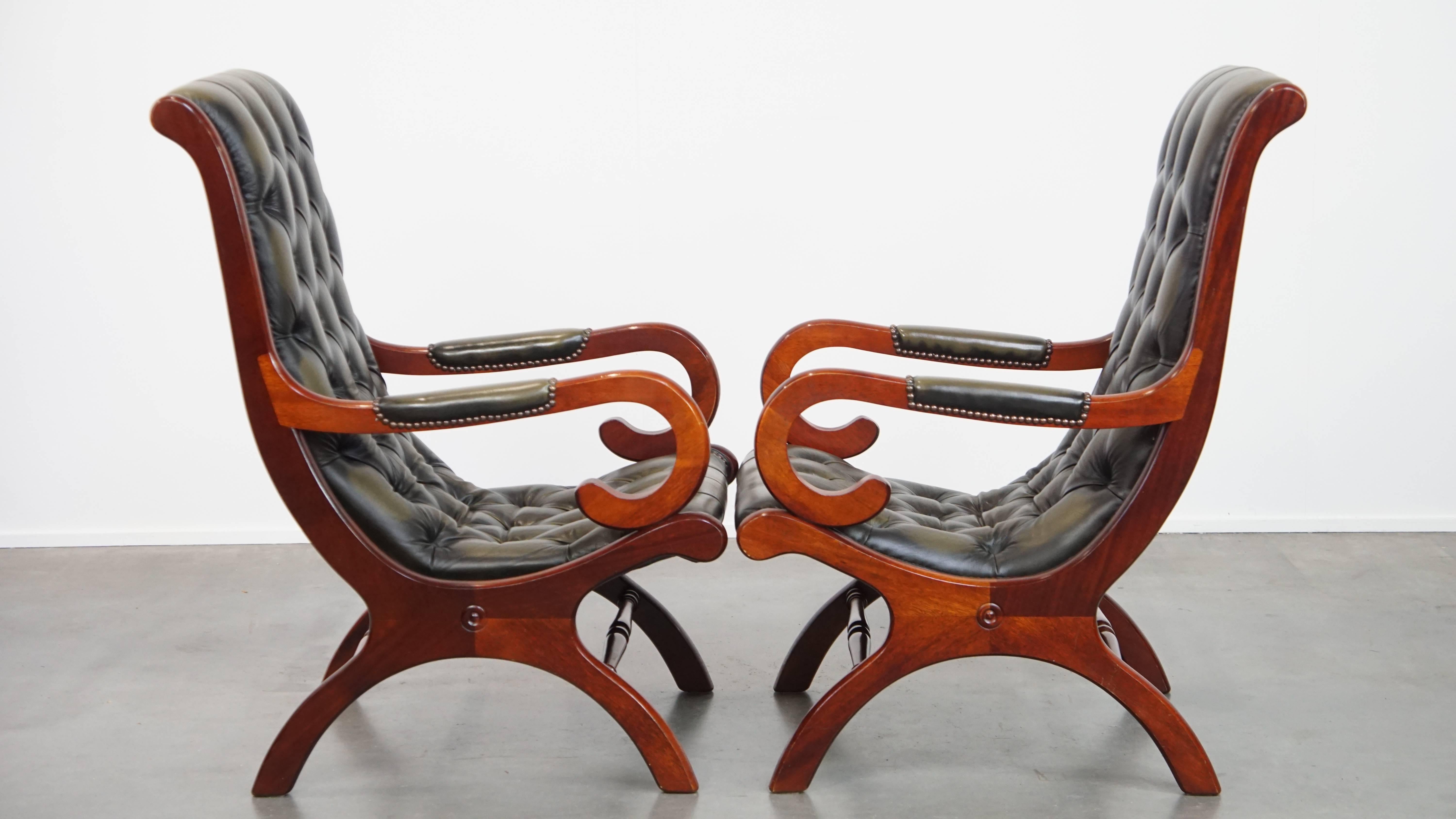 Nous vous proposons cet ensemble de 2 fauteuils Chesterfield anglais intemporels et classiques en cuir de vachette vert avec des accents en bois. 

Ajoutez une touche d'élégance intemporelle à votre intérieur avec ces superbes chaises Chesterfield.