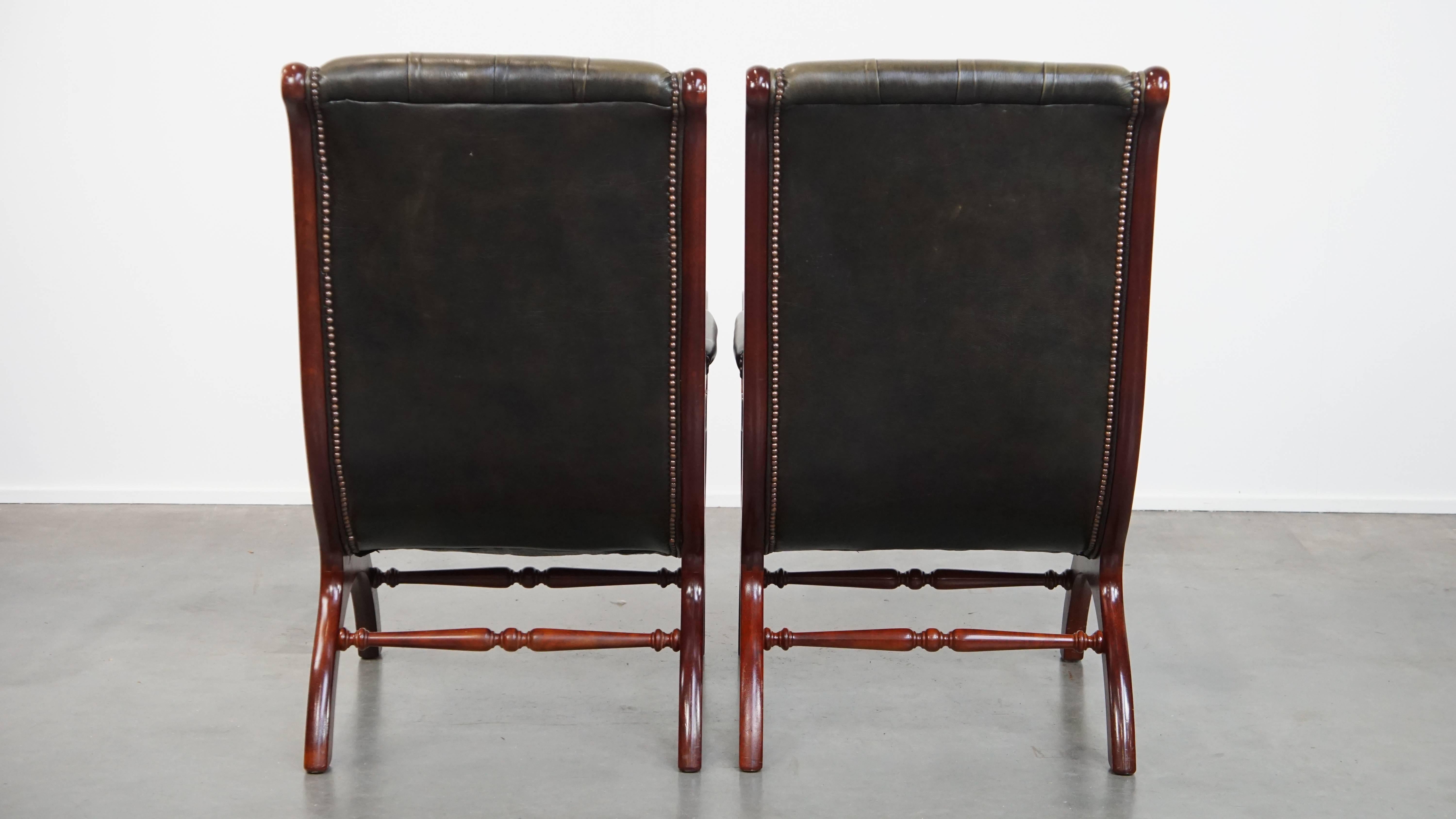 Romain classique Ensemble de 2 fauteuils Chesterfield anglais en cuir de vache verte en vente