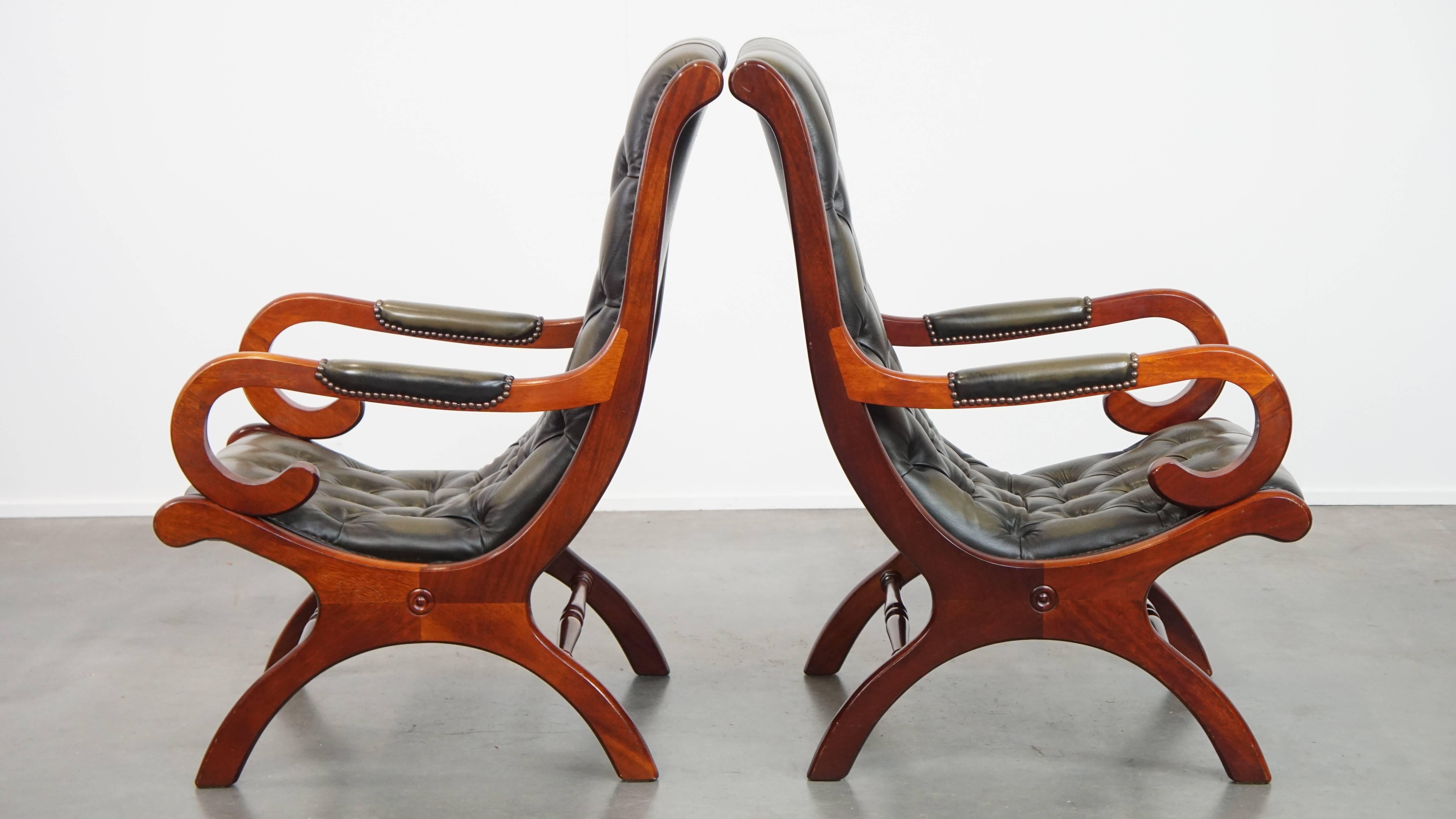 Fait main Ensemble de 2 fauteuils Chesterfield anglais en cuir de vache verte en vente