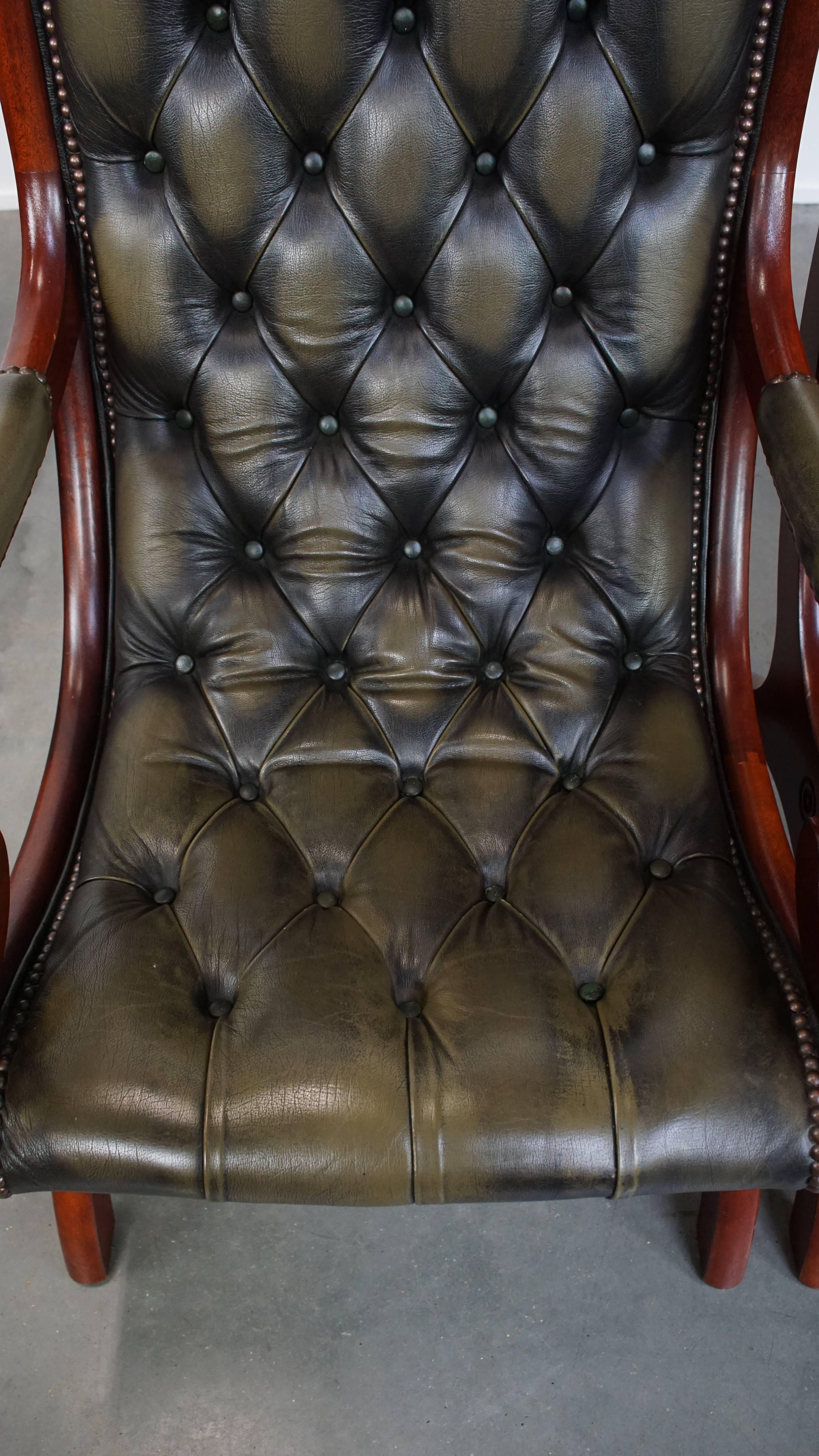 Ensemble de 2 fauteuils Chesterfield anglais en cuir de vache verte Bon état - En vente à Harderwijk, NL