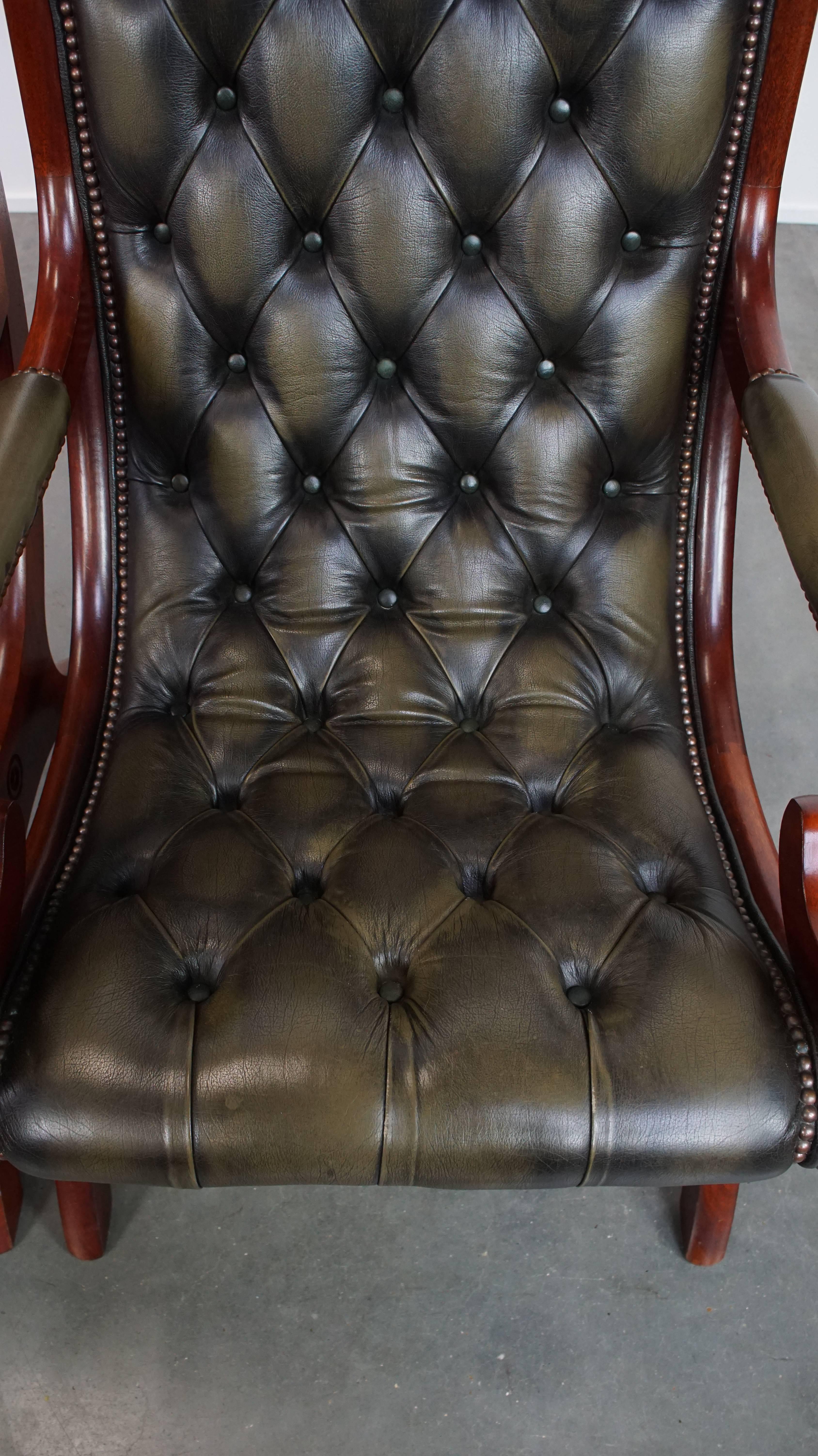 20ième siècle Ensemble de 2 fauteuils Chesterfield anglais en cuir de vache verte en vente
