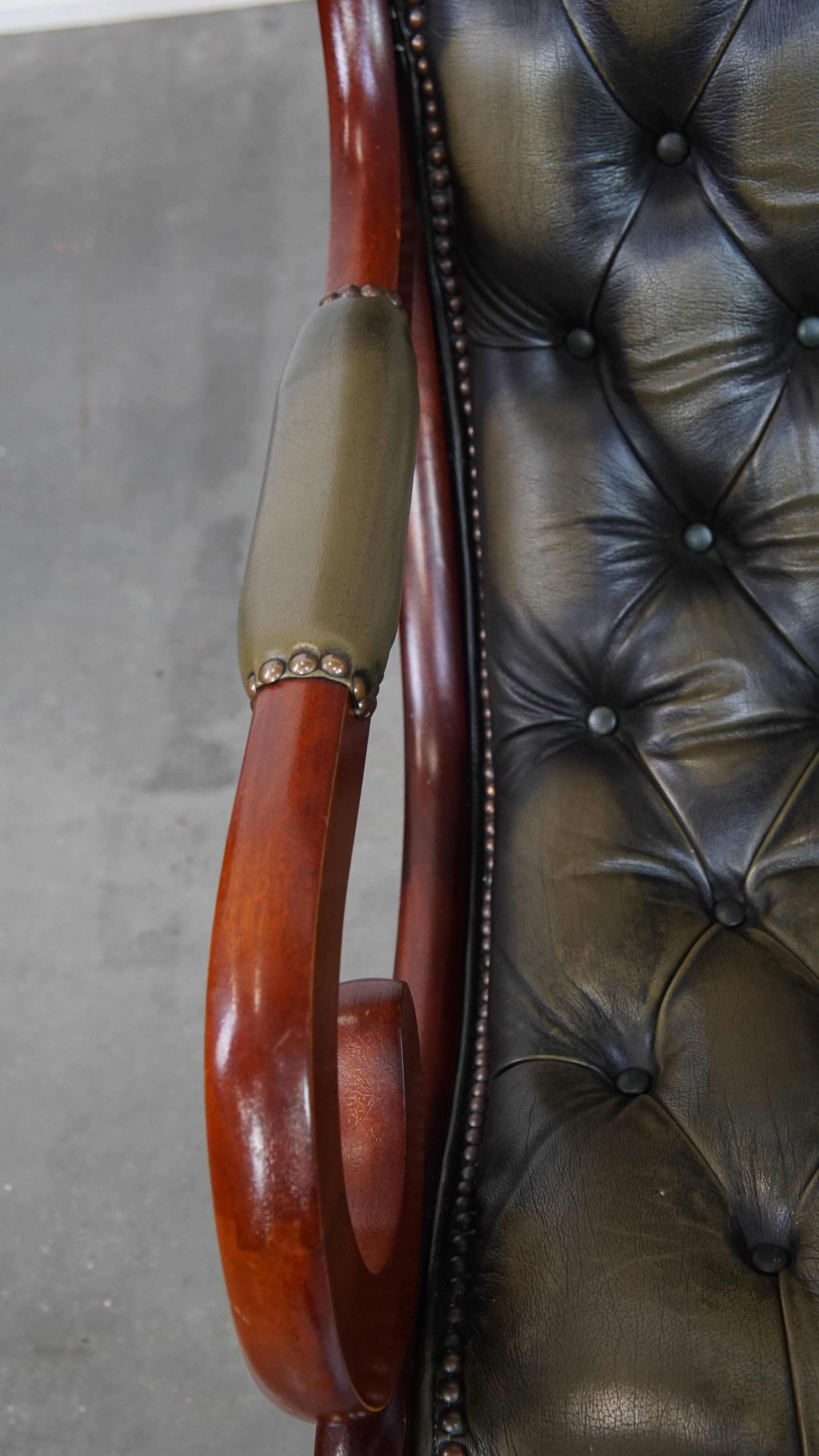 Cuir de vache Ensemble de 2 fauteuils Chesterfield anglais en cuir de vache verte en vente