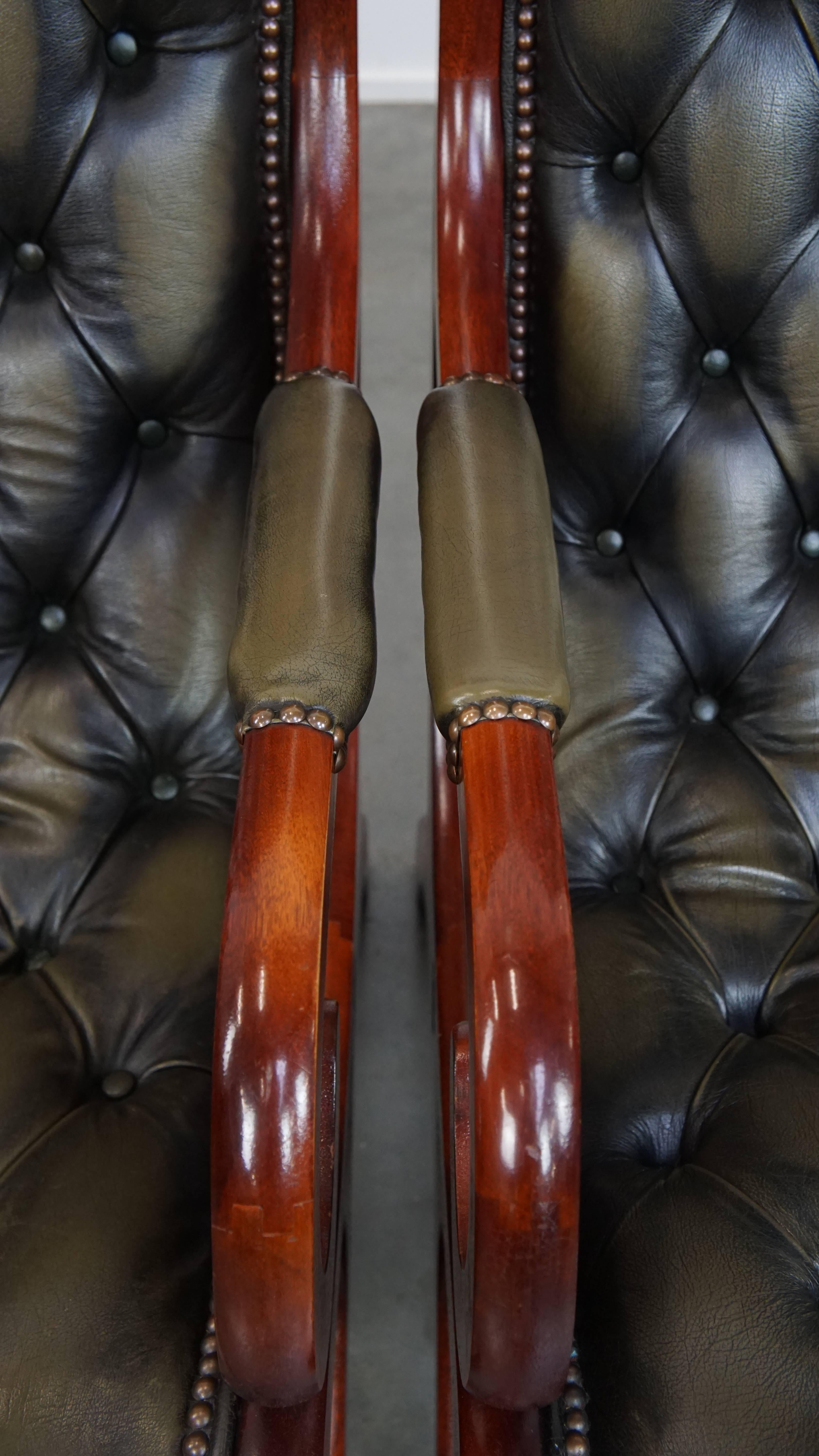Ensemble de 2 fauteuils Chesterfield anglais en cuir de vache verte en vente 1