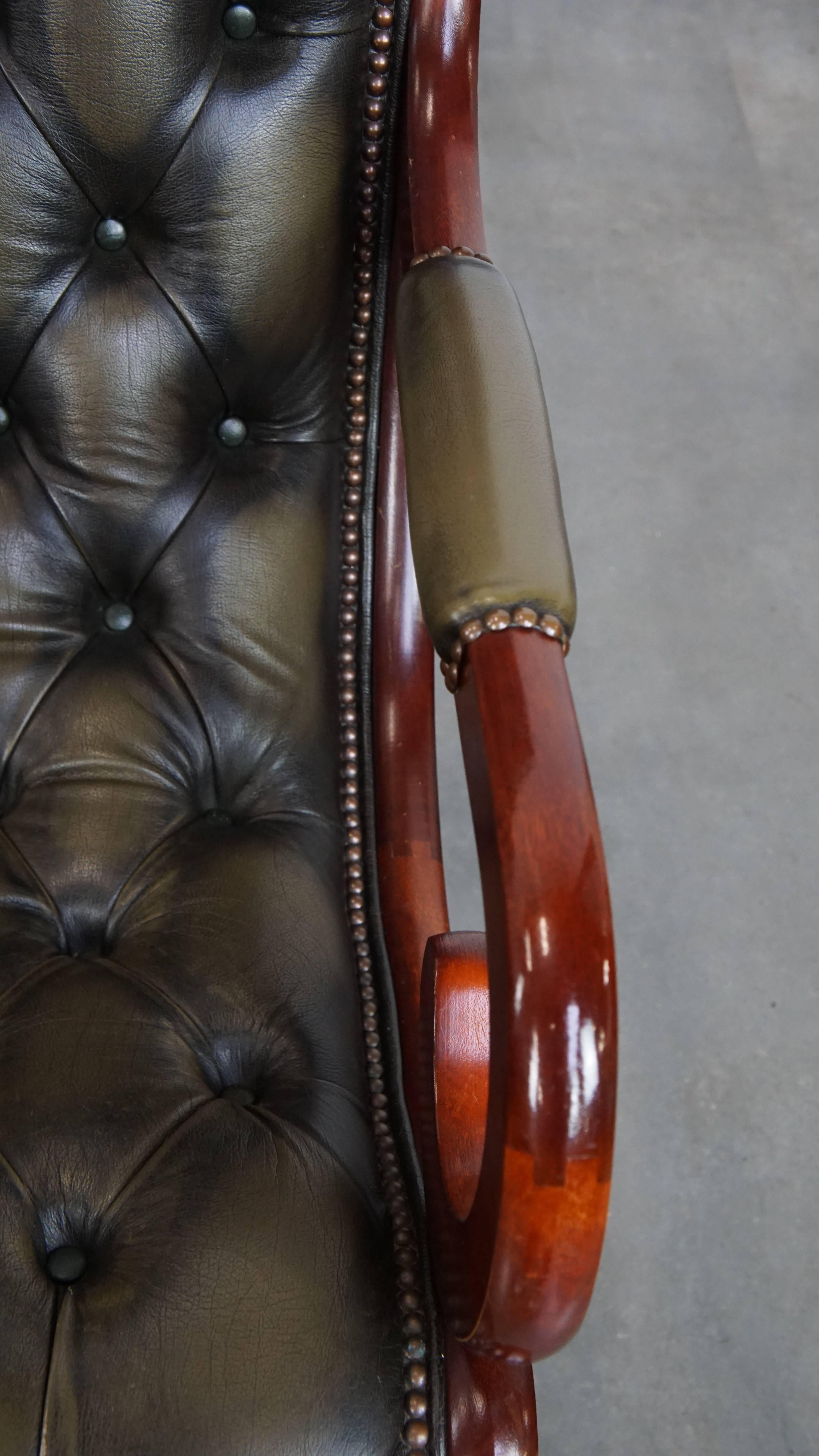 Ensemble de 2 fauteuils Chesterfield anglais en cuir de vache verte en vente 2