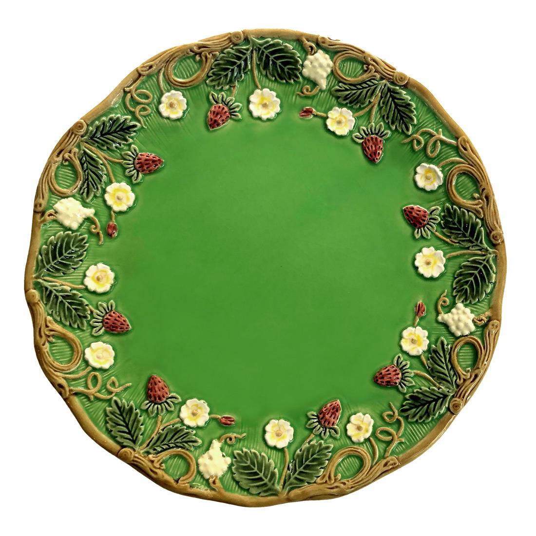 Ensemble de deux assiettes à dessert vertes de la Collection S. George Sand.

Cette assiette à dessert est ornée d'un motif en relief de fraises, de feuilles de fraisier et de petites fleurs blanches, soigneusement disposées sur son pourtour. Son