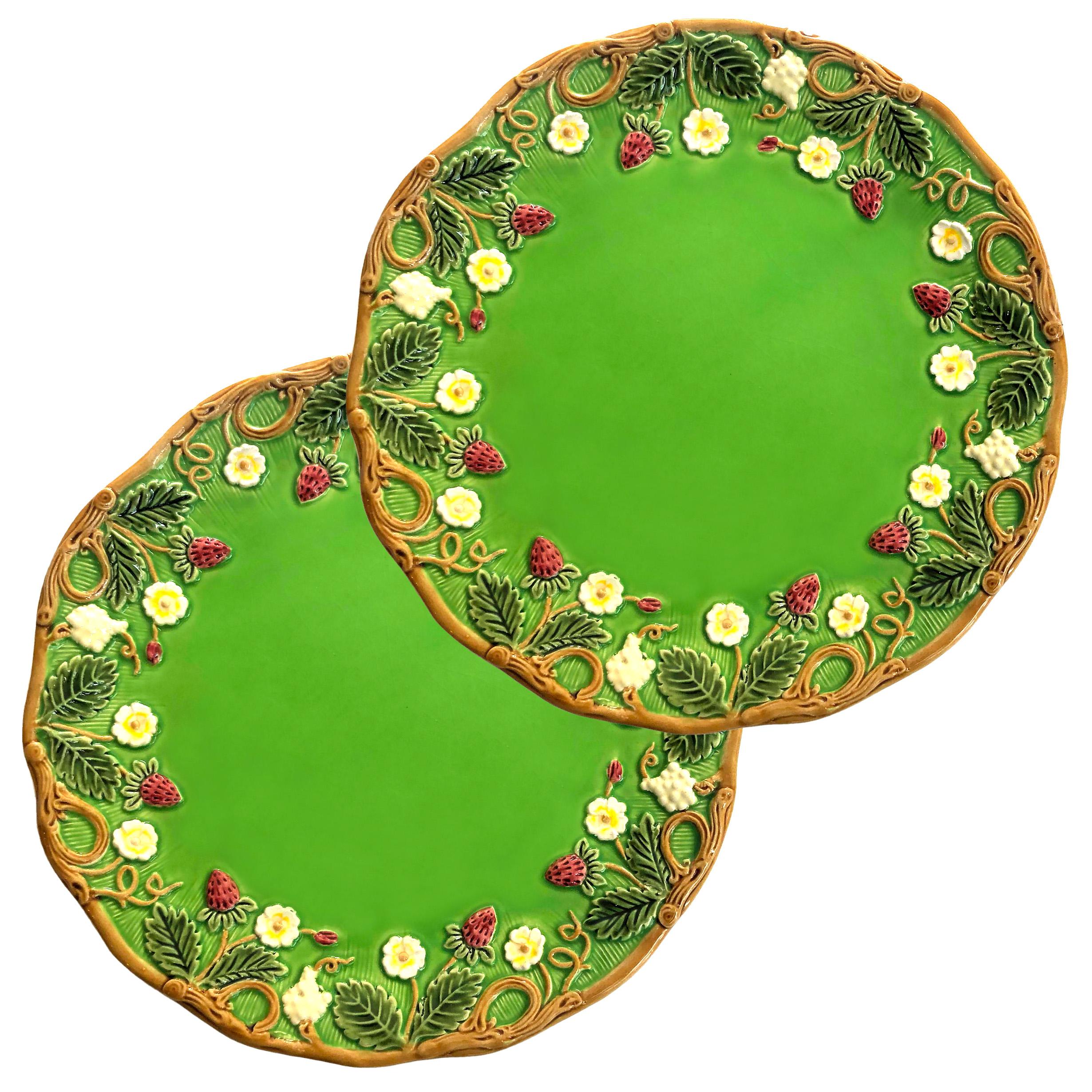 Français Ensemble de 2 assiettes à dessert George Sand, faïence verte et fleurie en vente