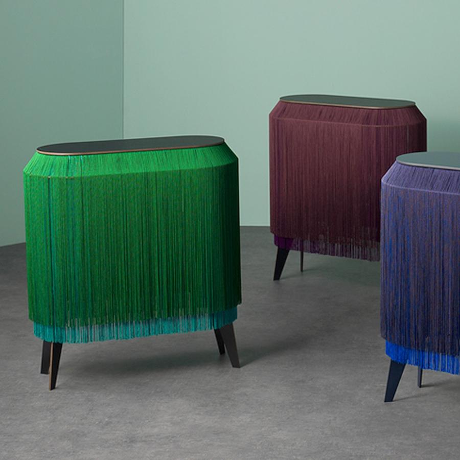Moderne Ensemble de 2 tables d'appoint ou tables de nuit à franges vertes, fabriquées en France en vente