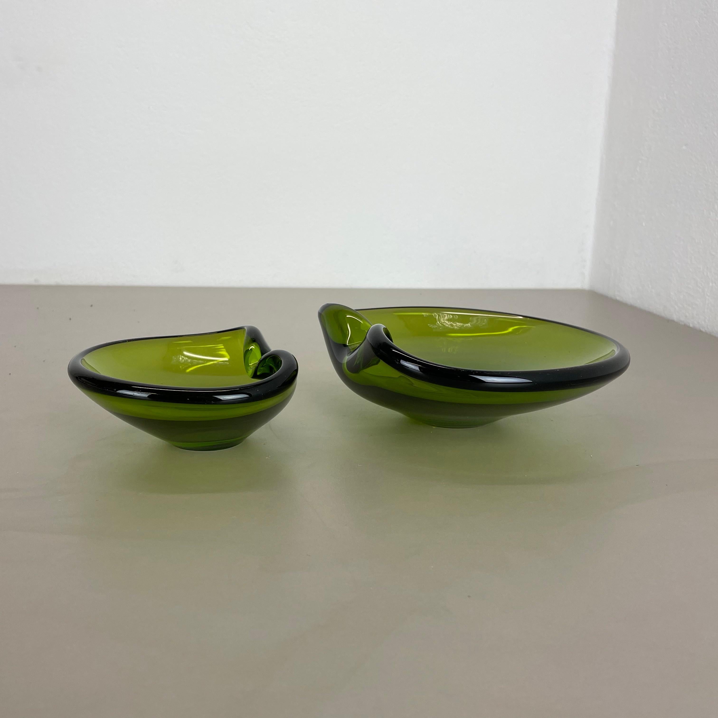 Mid-Century Modern Ensemble de 2 bols en forme de coquille de verre vert de Per Lutken pour Holmegaard, Danemark, années 1960 en vente