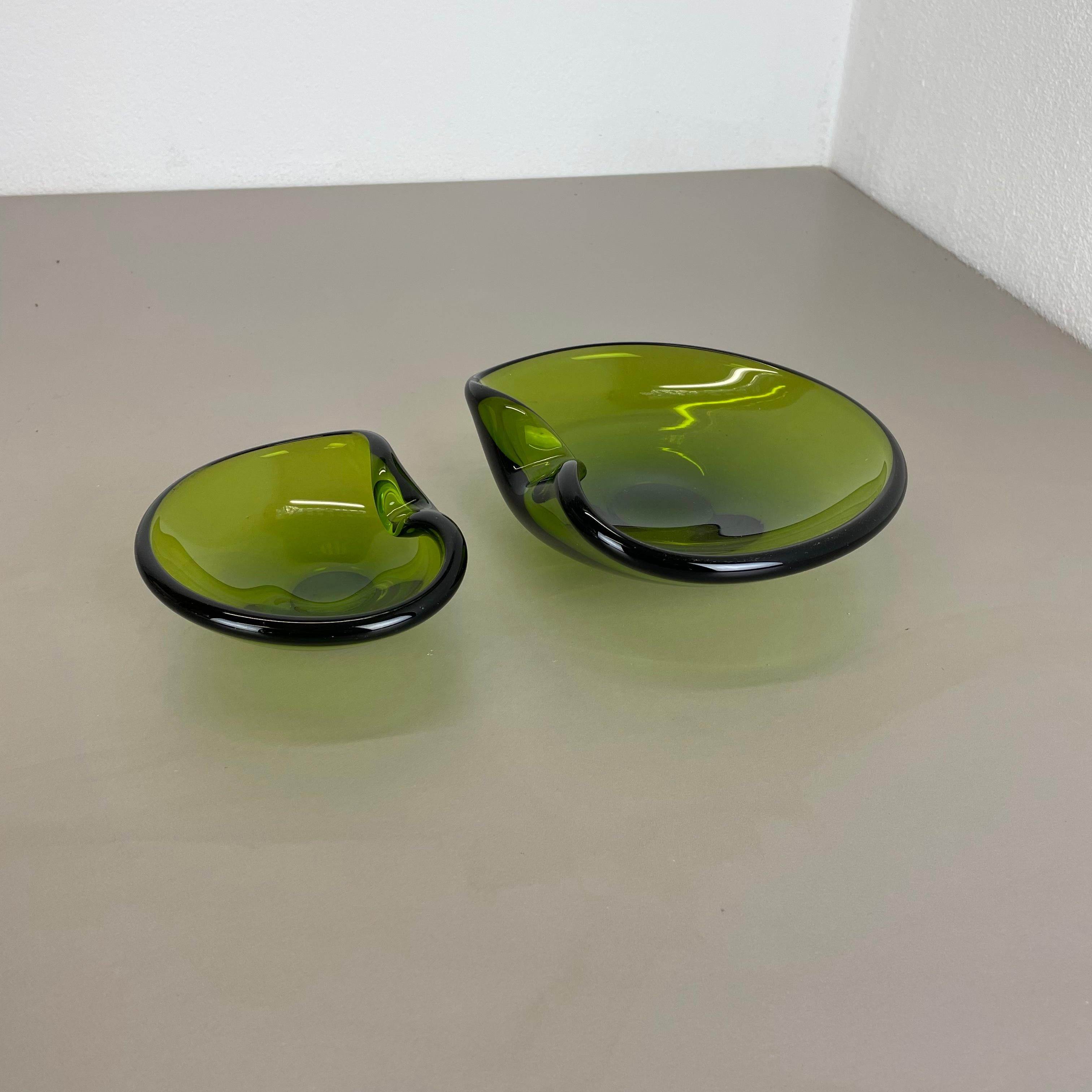 Mid-Century Modern Set of 2 Green Glass Shell Bowls by Per Lutken for Holmegaard, Denmark, 1960s For Sale