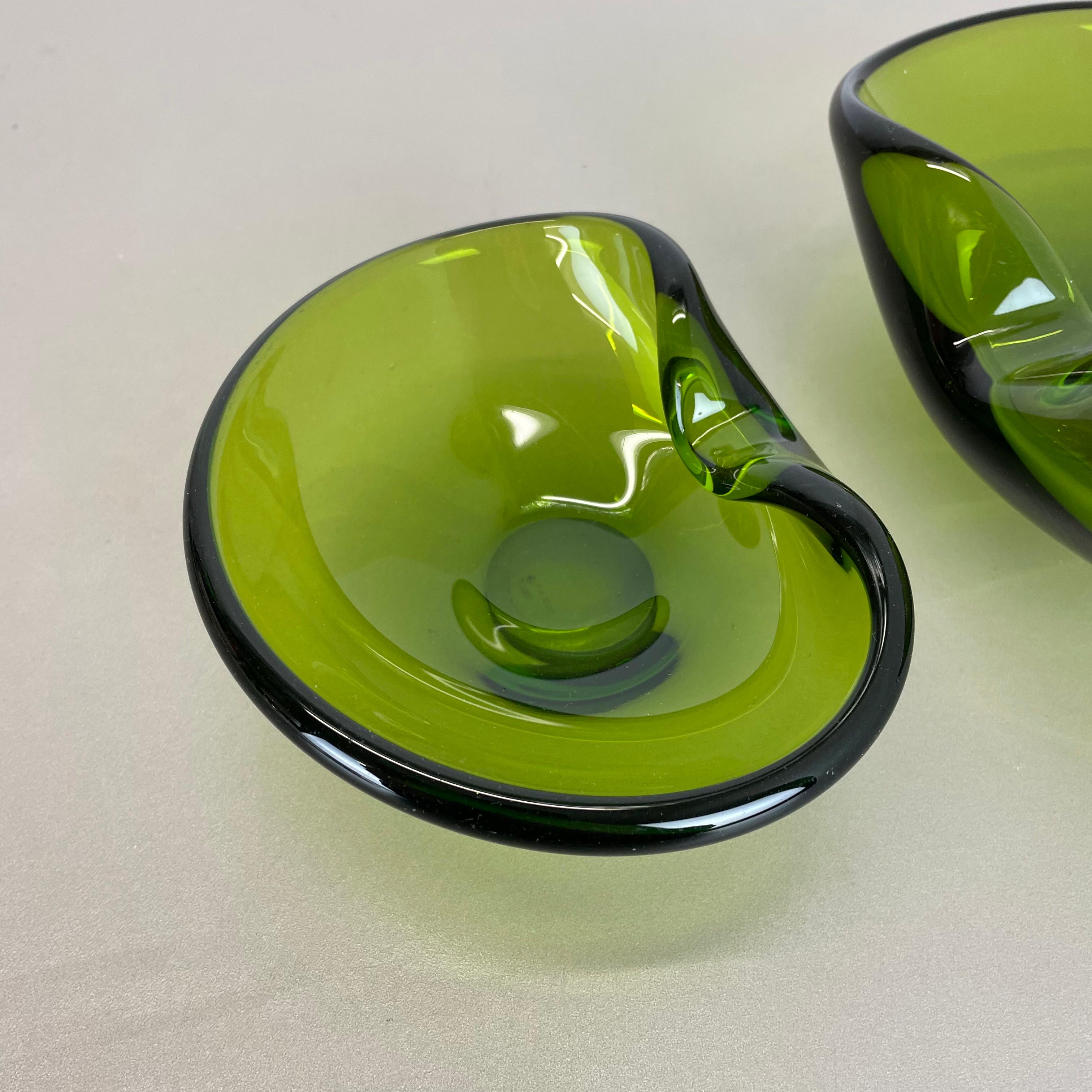 20ième siècle Ensemble de 2 bols en forme de coquille de verre vert de Per Lutken pour Holmegaard, Danemark, années 1960 en vente