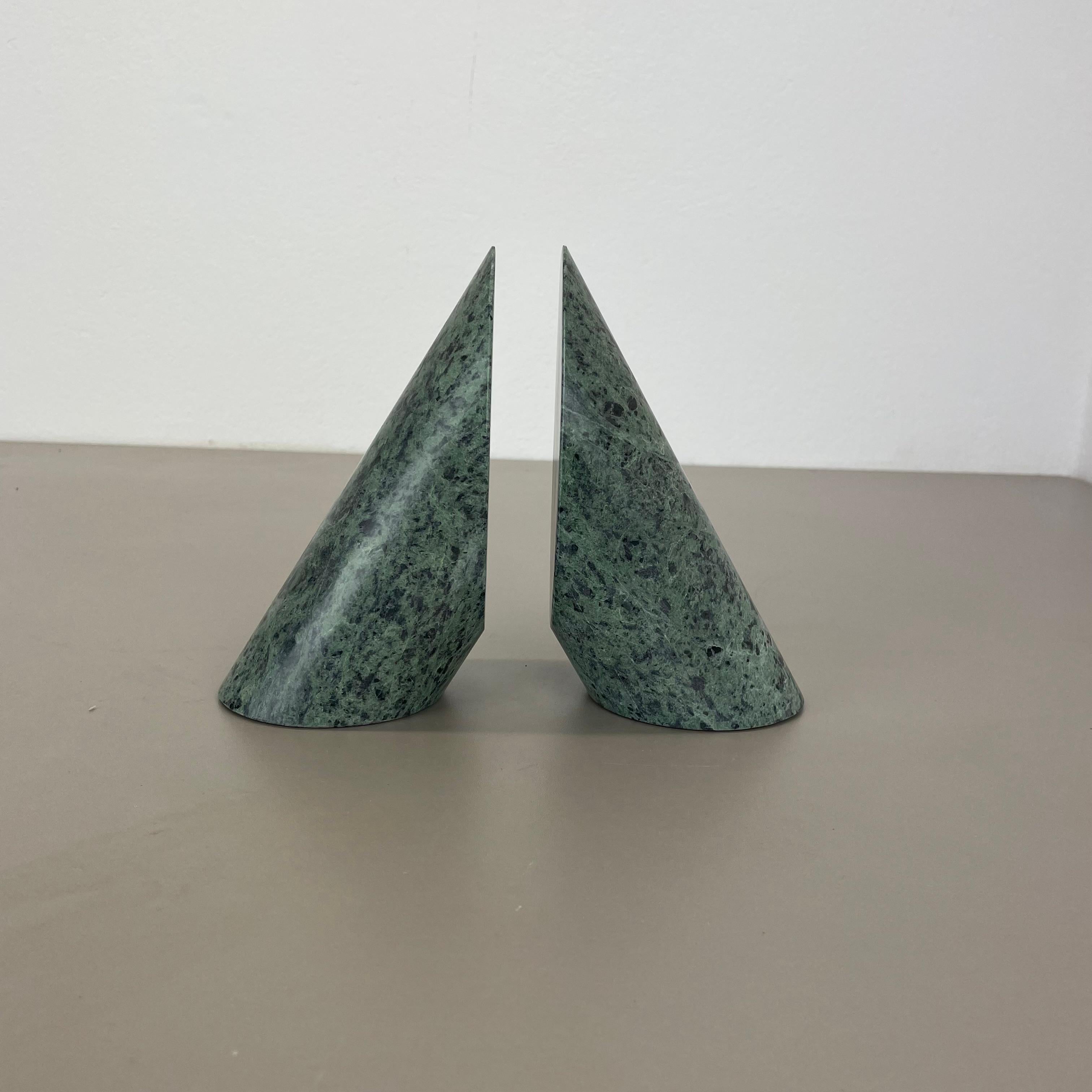 Articolo:

set di 2 fermalibri


Progettista:

in stile Fratelli Manelli.


Decennio:

1980s


Questi originali fermalibri vintage sono stati progettati e prodotti in Italia negli anni '80. Questi elementi sono realizzati in solida pietra di marmo