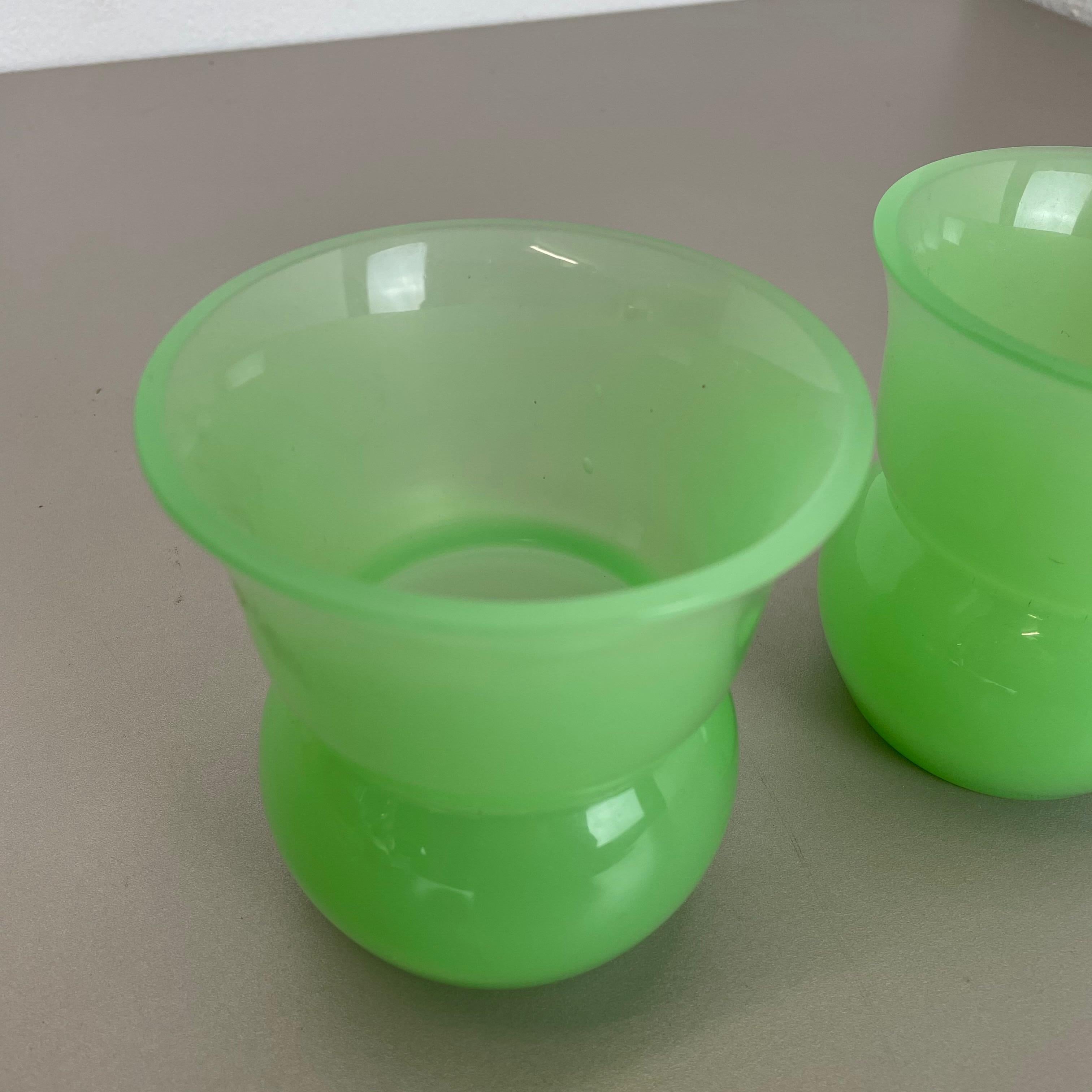 Set of 2 Green New Old Stock Murano Opaline Glass Vases by Gino Cenedese, 1960s In Excellent Condition For Sale In Kirchlengern, DE