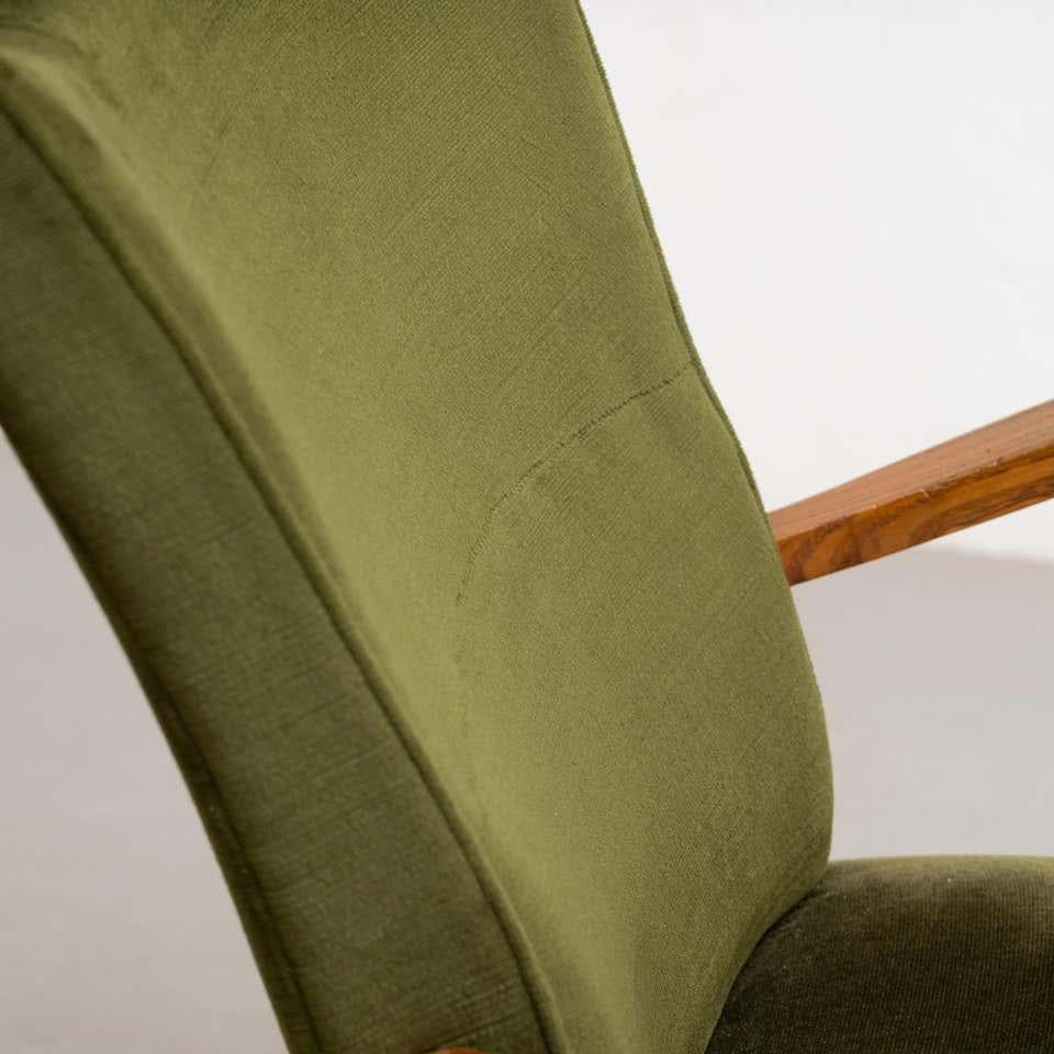 Ensemble de 2 fauteuils en velours vert et bois d'Oak Wood et d'un canapé, circa 1950 en vente 3