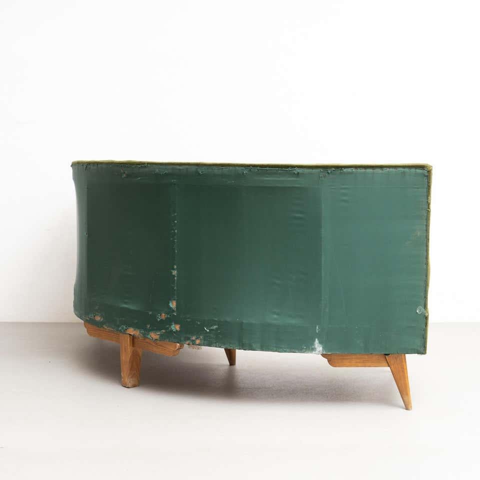 Set aus 2 Sesseln aus grünem Samt und Oak Wood und einem Sofa, um 1950 im Angebot 6