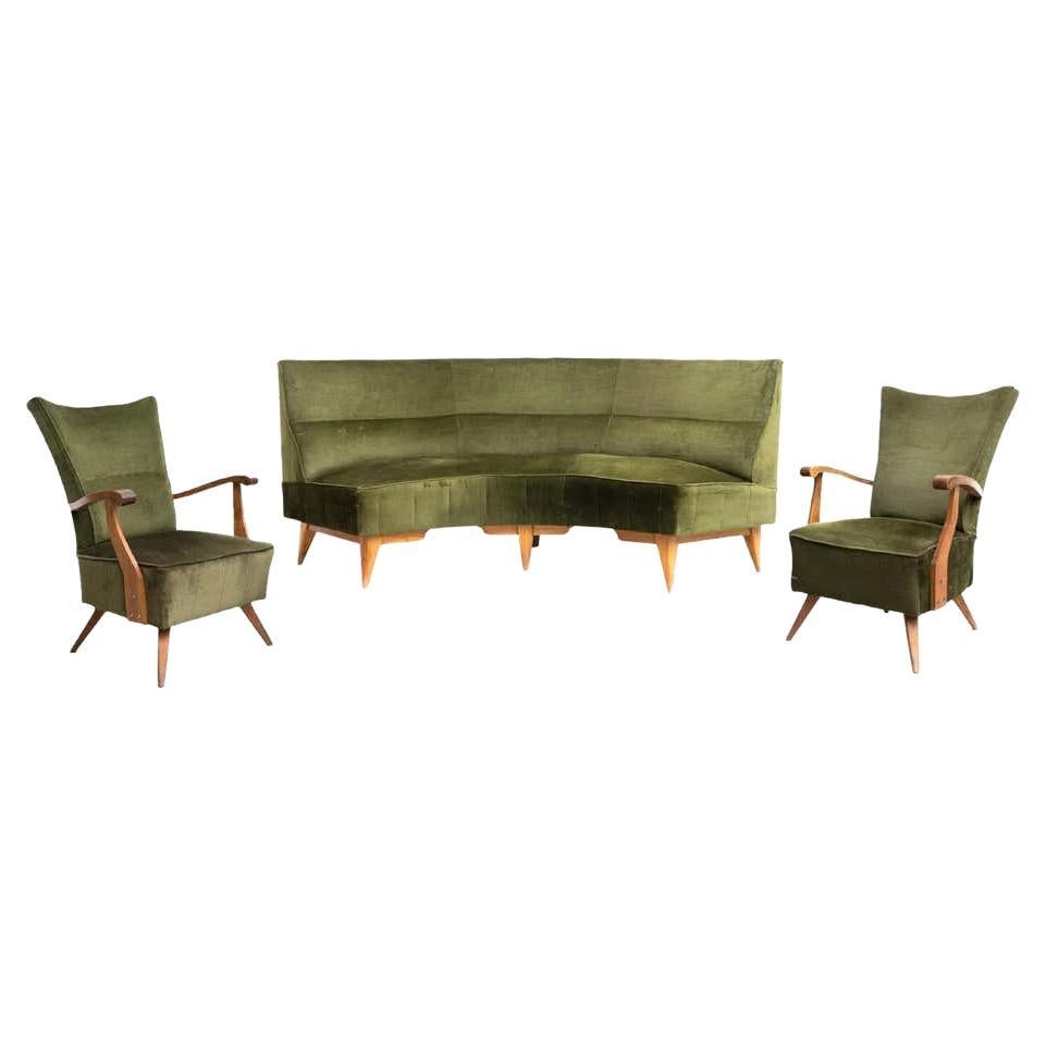 Ensemble de 2 fauteuils en velours vert et bois d'Oak Wood et d'un canapé, circa 1950 en vente