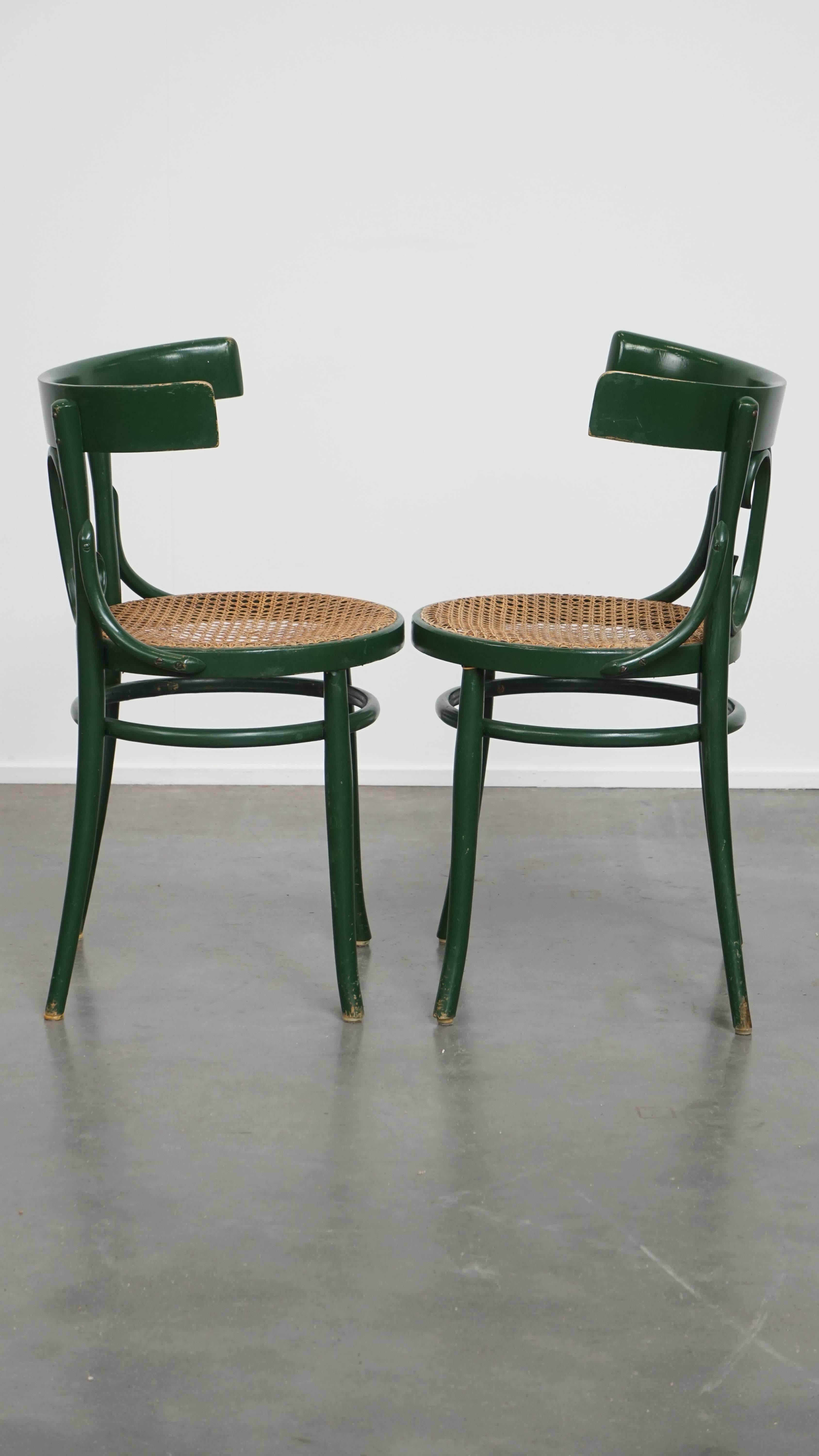 In questo caso si tratta di un set di 2 incantevoli sedie da bistrot vintage di colore verde con dettagli eleganti e sedute in giunco intrecciato.

Questa graziosa e graziosa coppia di sedie da bistrot vintage verdi presenta sedute in giunco