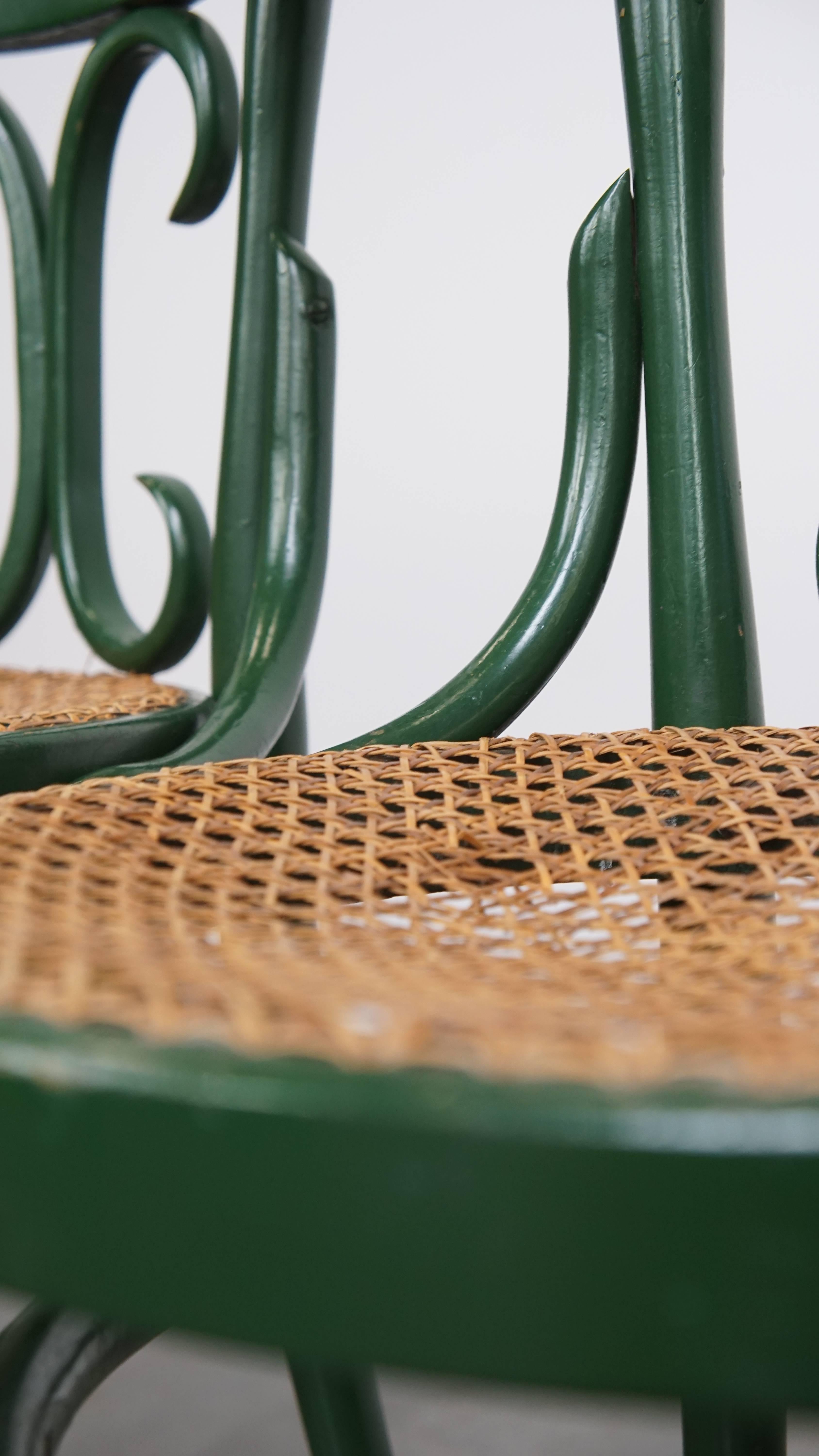 Rattan Set di 2 sedie da bistrot Greene & Greene con sedute in giunco intrecciato in vendita