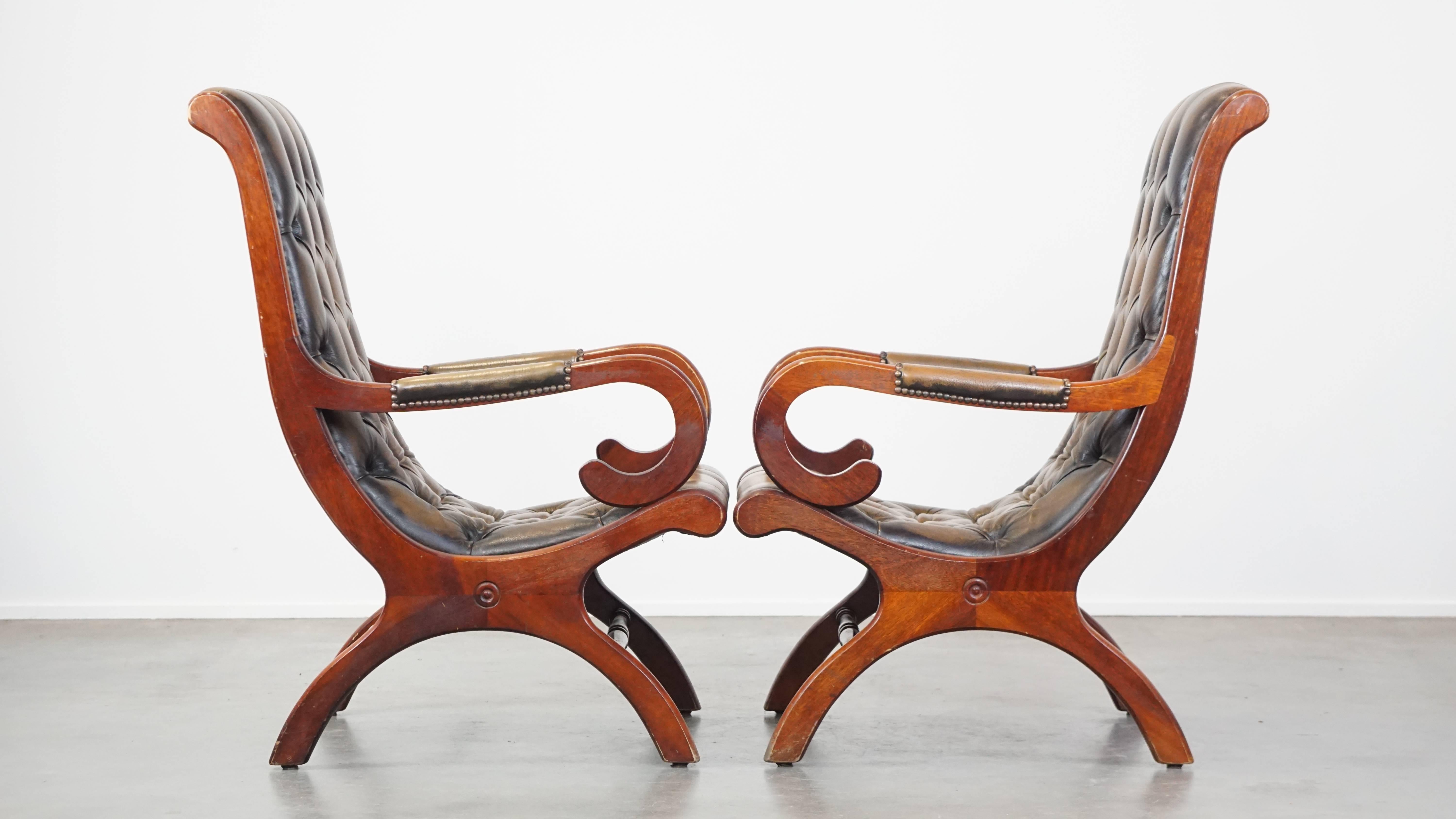 Set of 2 Green Vintage Leather English Chesterfield Armchairs Combined with Wood For Sale 3
