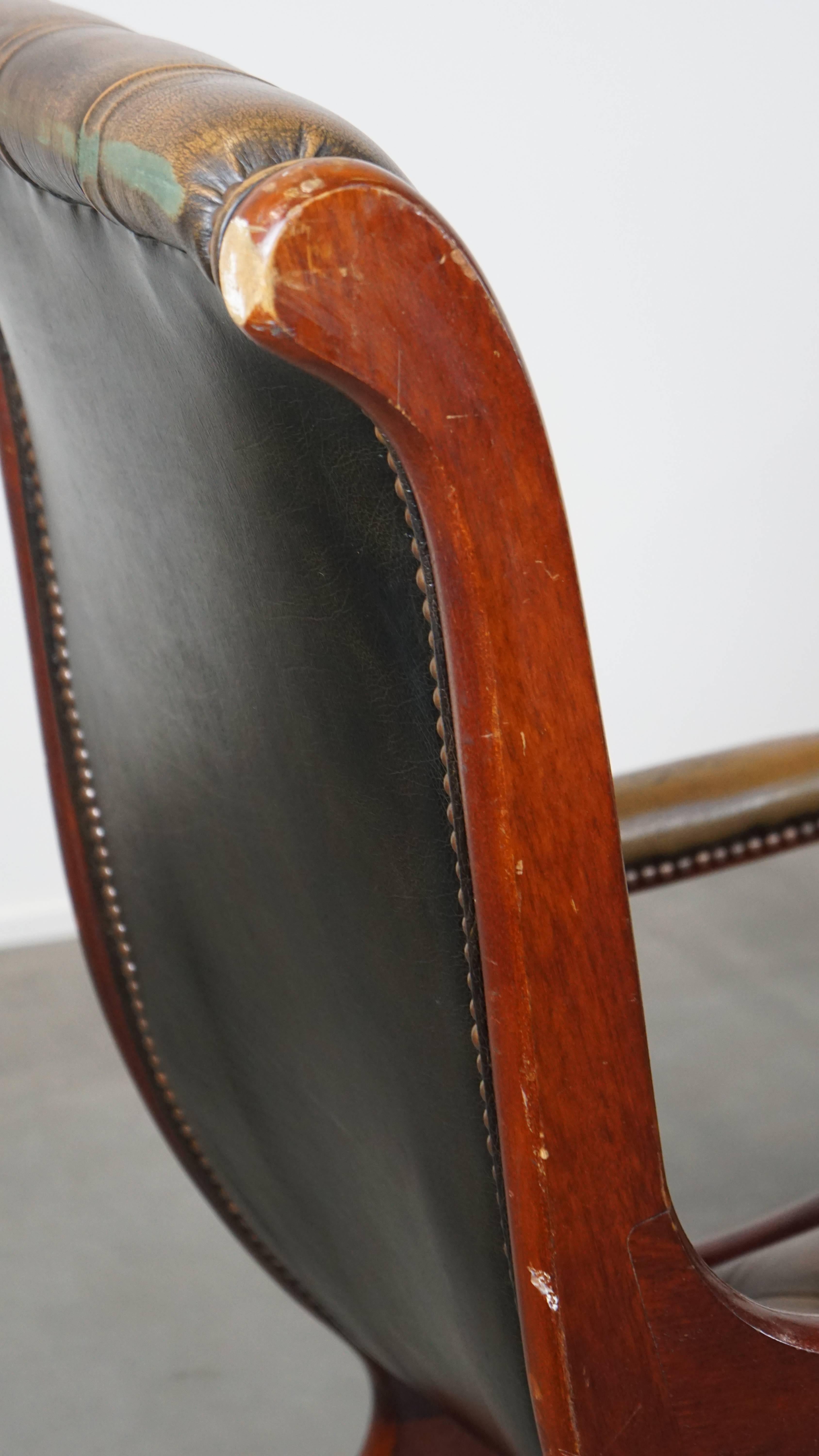 Set of 2 Green Vintage Leather English Chesterfield Armchairs Combined with Wood For Sale 4