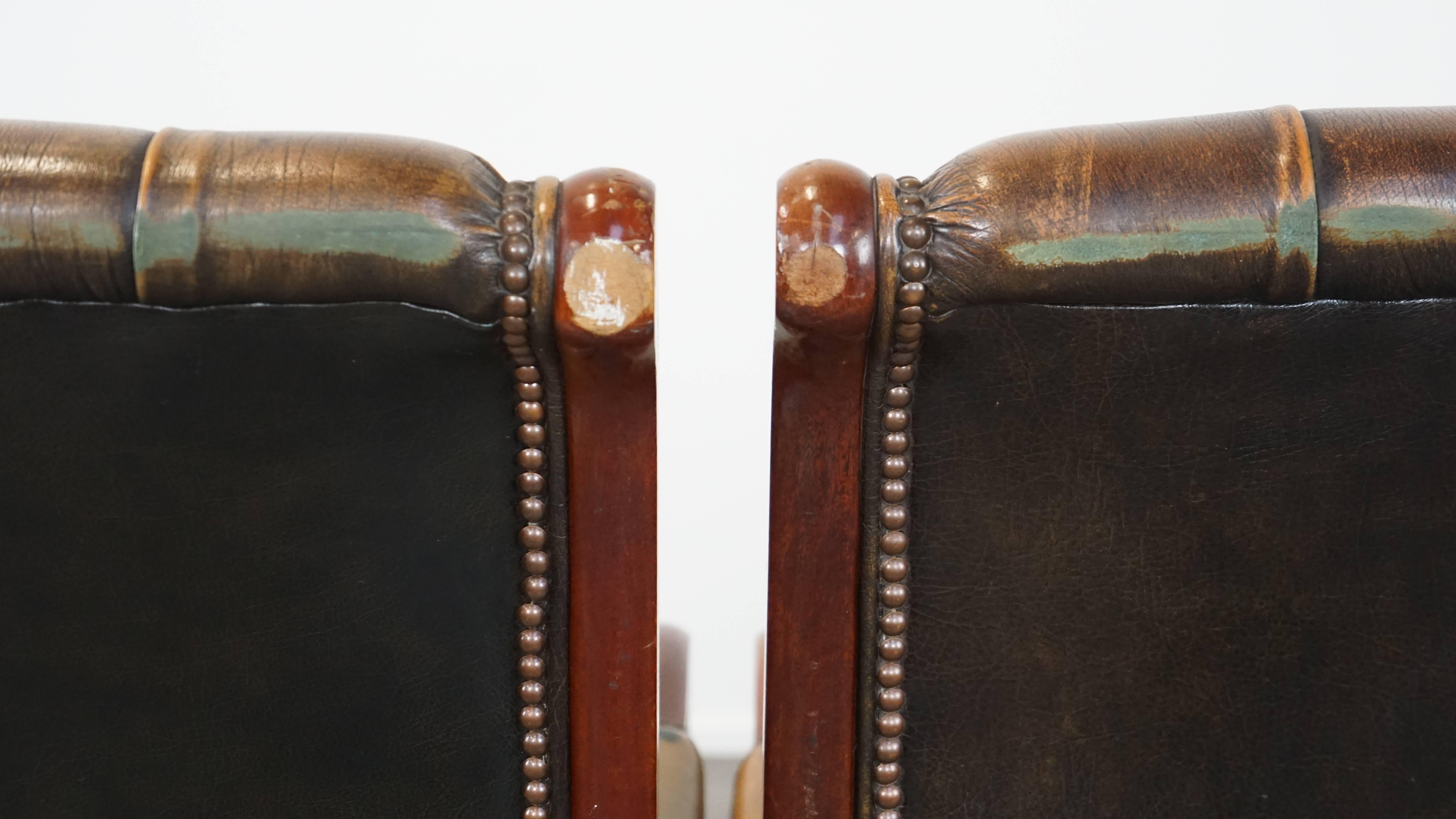Set of 2 Green Vintage Leather English Chesterfield Armchairs Combined with Wood For Sale 5