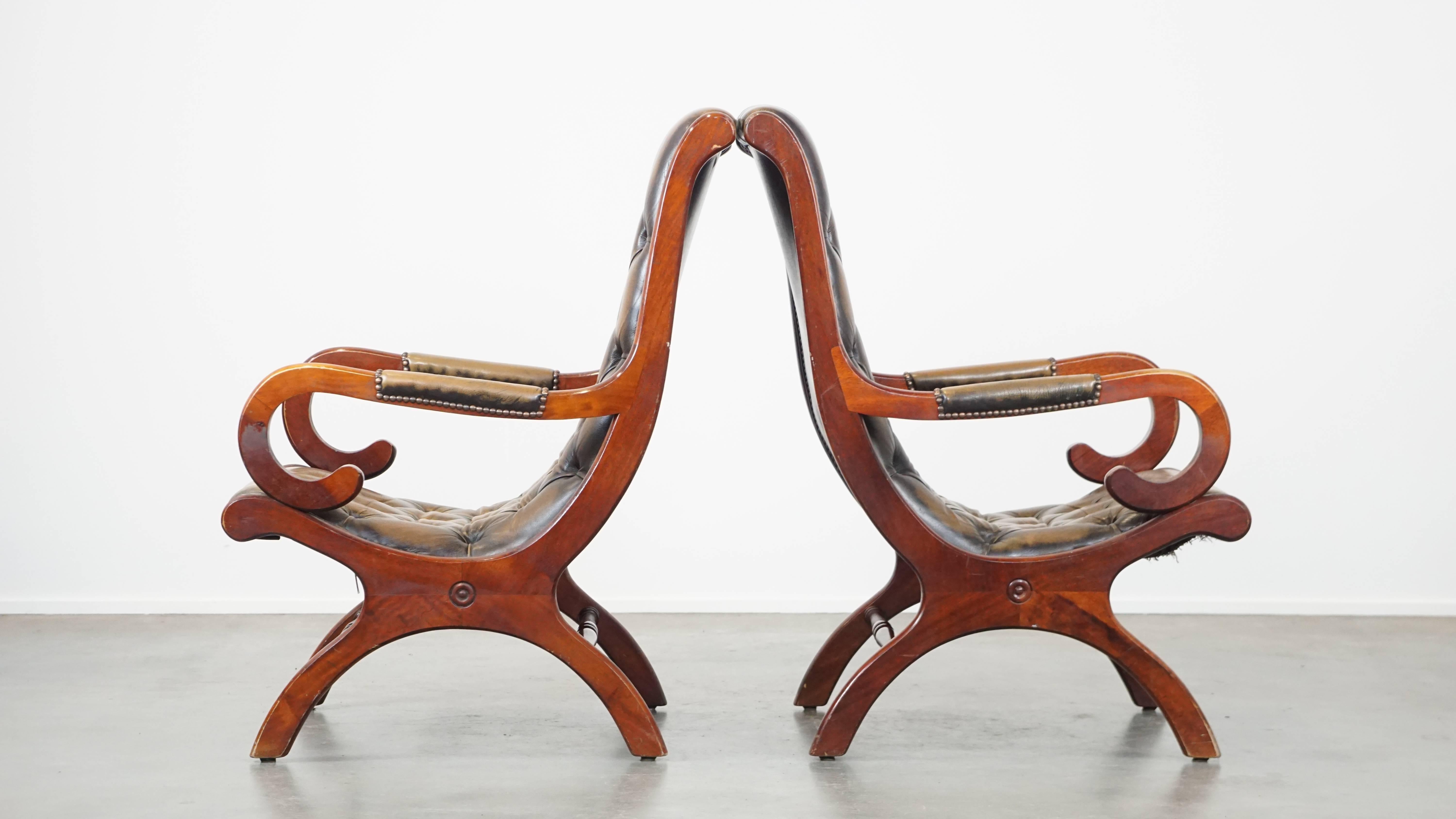Set of 2 Green Vintage Leather English Chesterfield Armchairs Combined with Wood For Sale 7