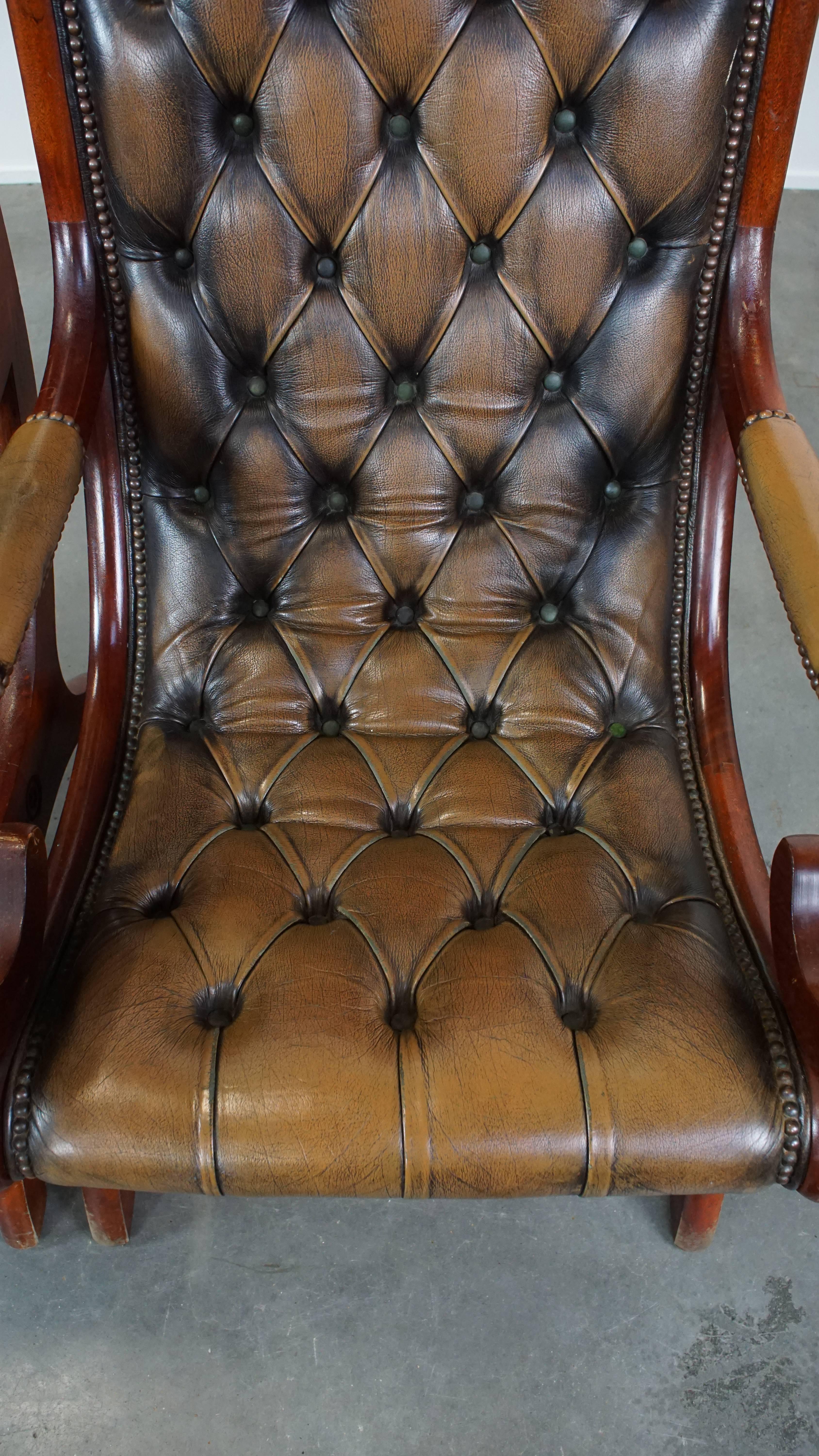 Hand-Crafted Set of 2 Green Vintage Leather English Chesterfield Armchairs Combined with Wood For Sale