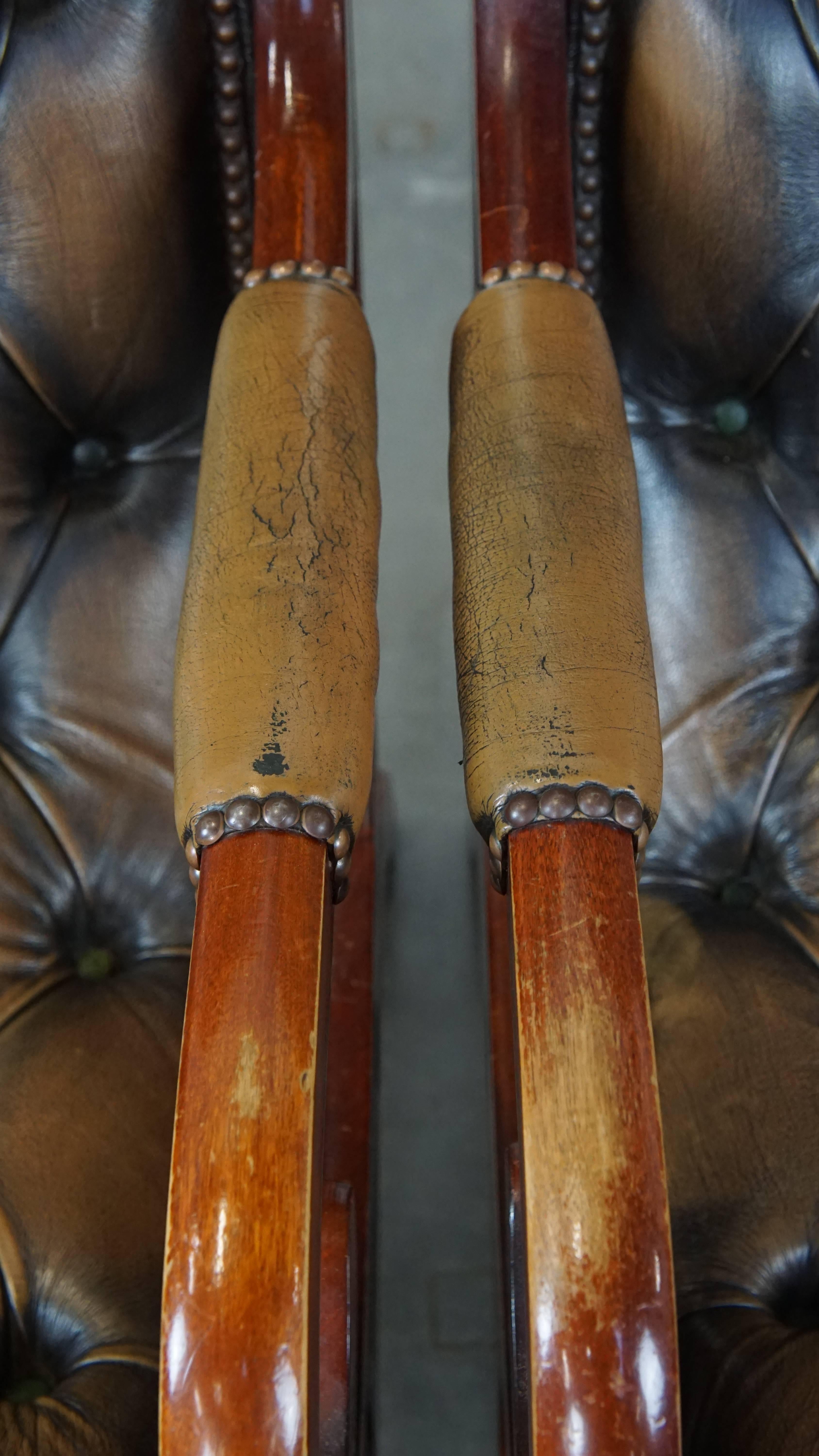 20th Century Set of 2 Green Vintage Leather English Chesterfield Armchairs Combined with Wood For Sale