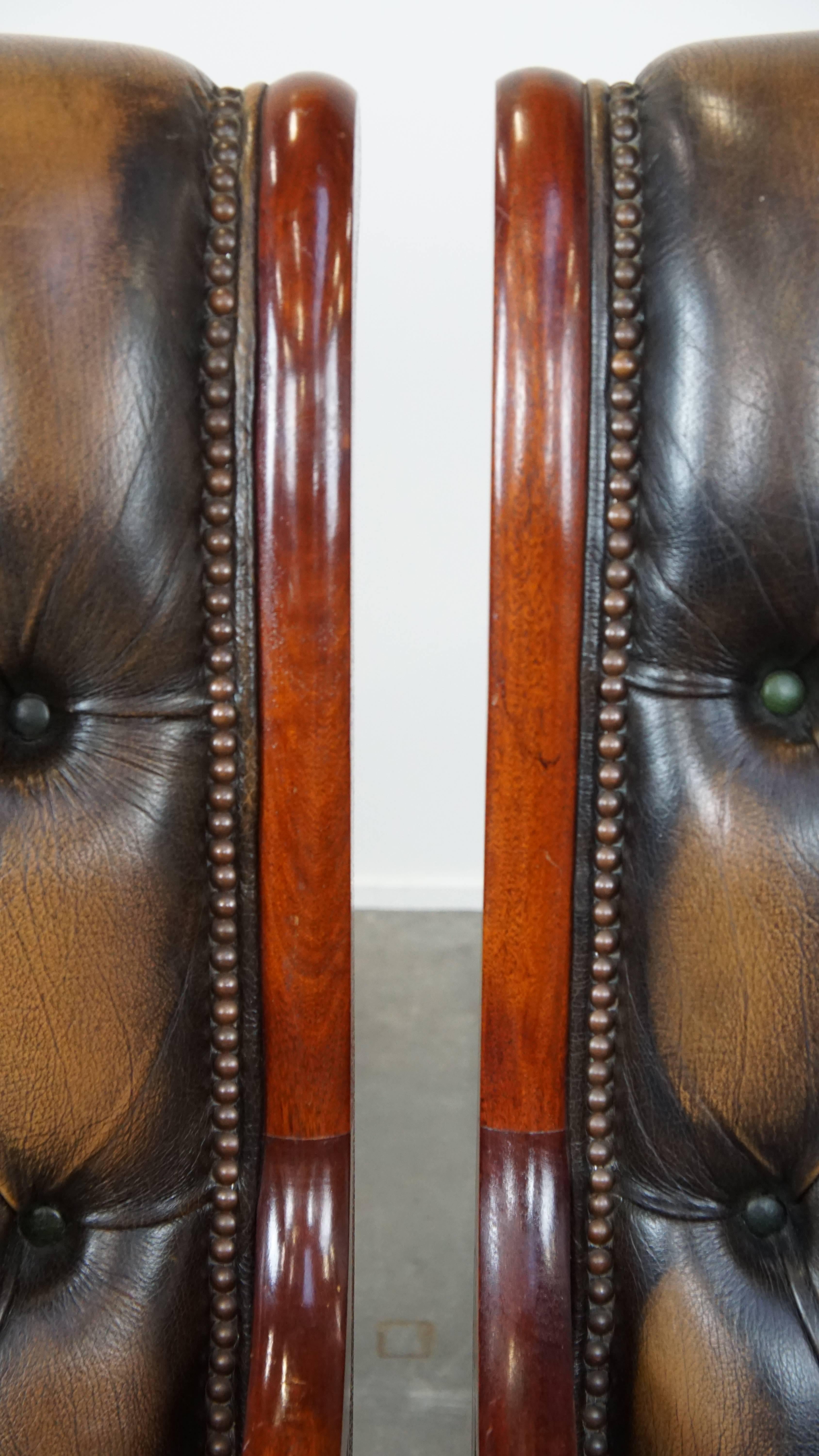 Set of 2 Green Vintage Leather English Chesterfield Armchairs Combined with Wood For Sale 1