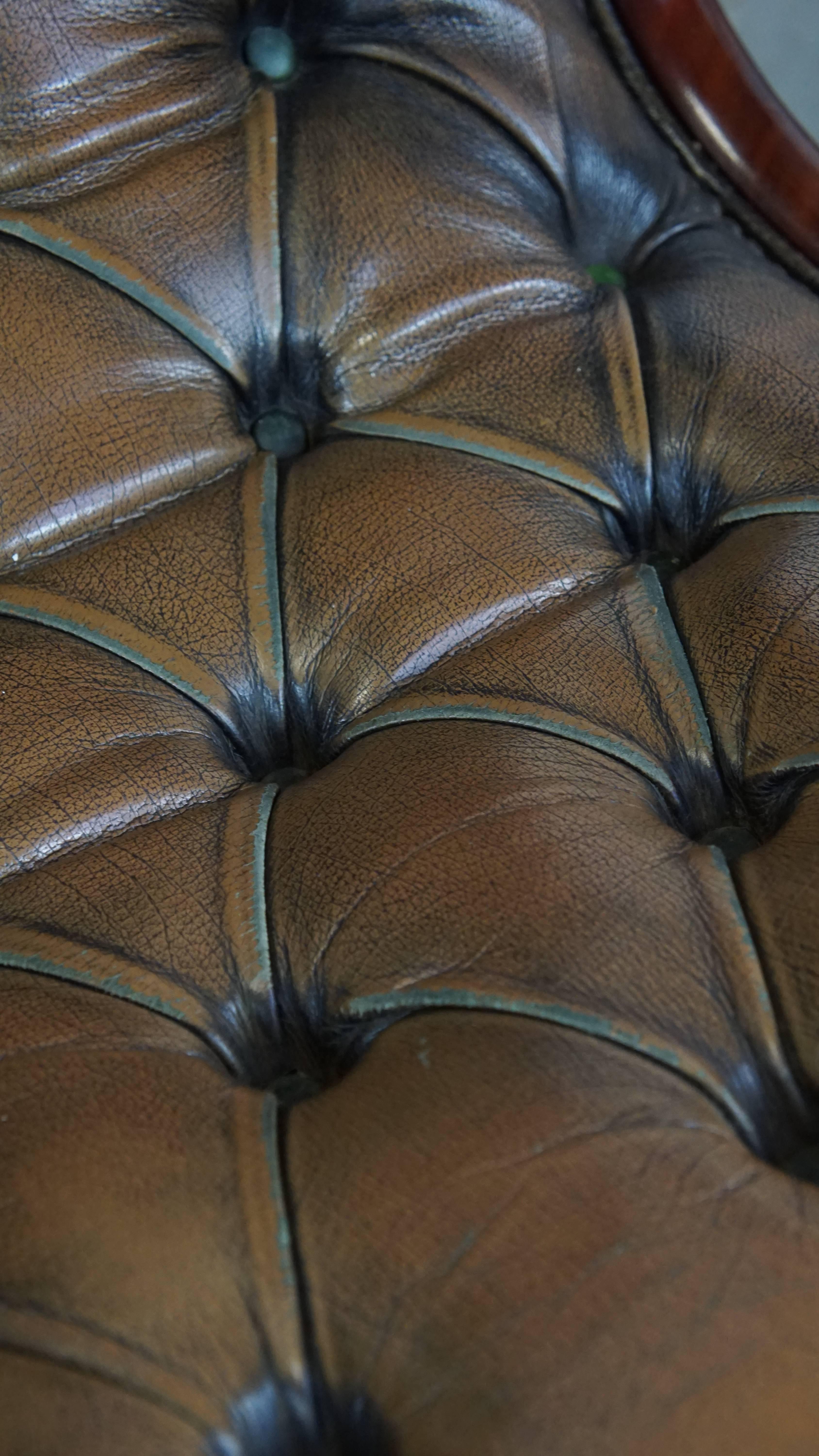 Set of 2 Green Vintage Leather English Chesterfield Armchairs Combined with Wood For Sale 2