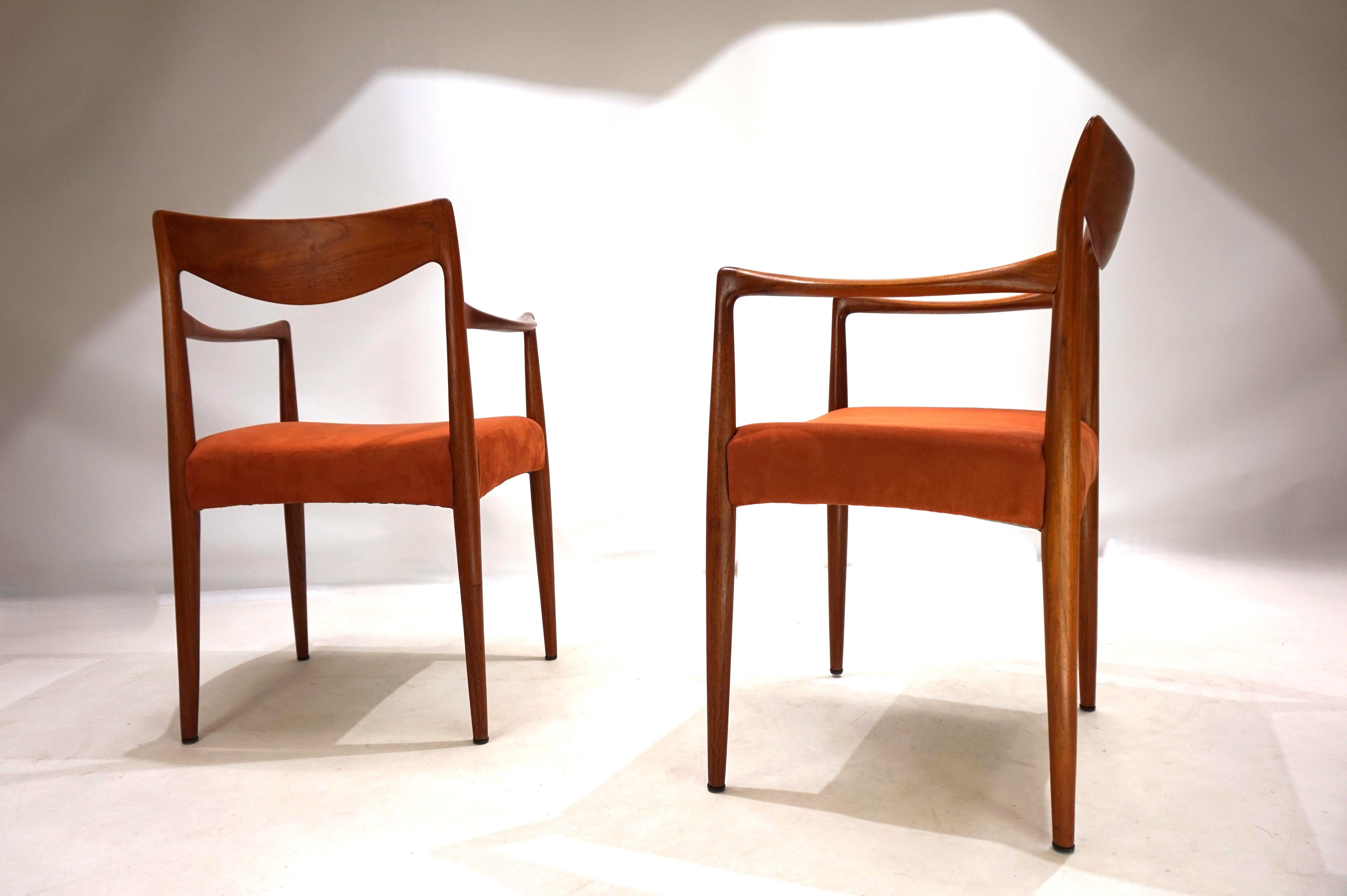Una coppia di sedie in teak Bambi nella rara versione con braccioli. Entrambe le sedie sono in ottime condizioni. Le cornici in teak, in una calda tonalità di legno con una bellissima venatura, non mostrano quasi nessun segno di usura. I sedili sono