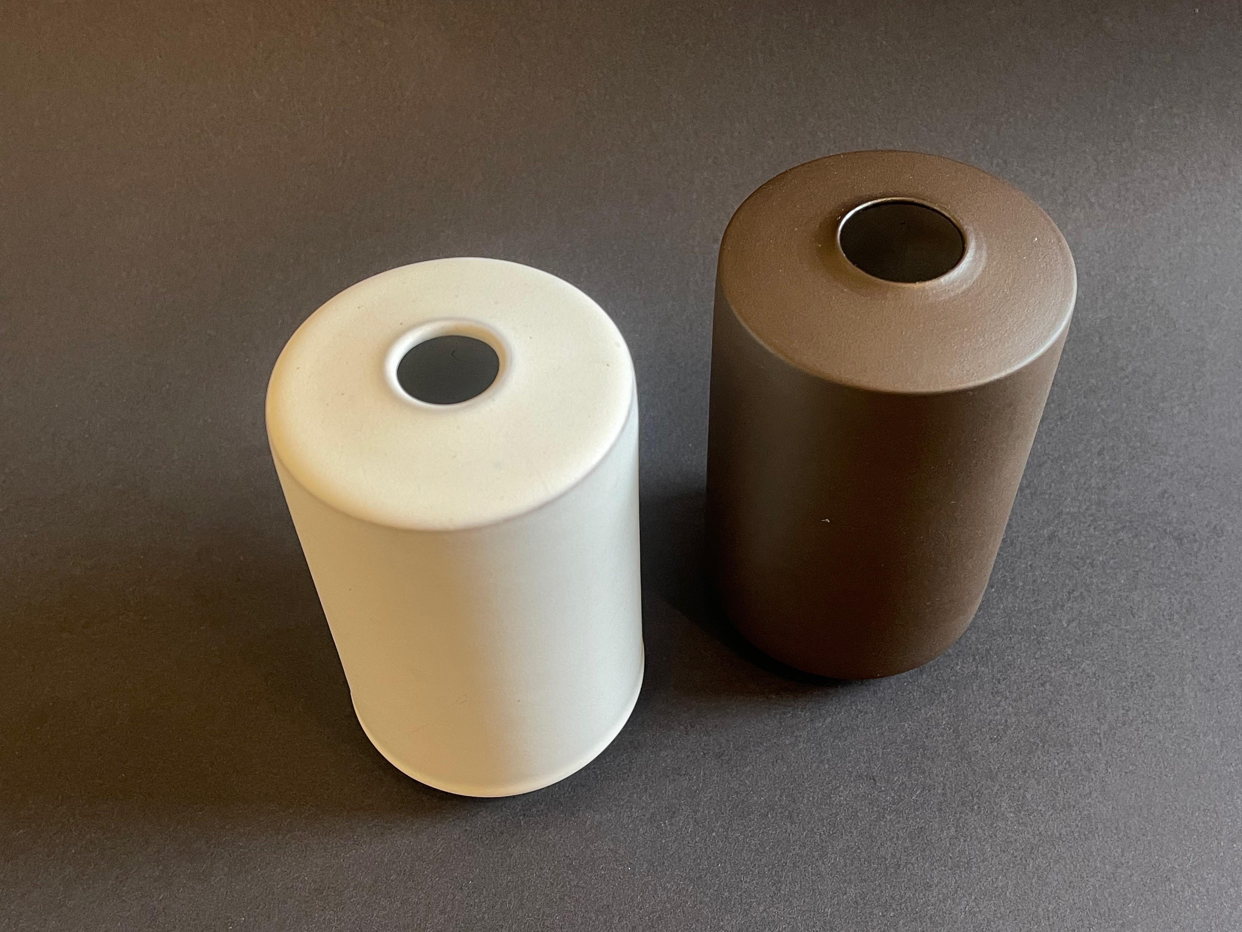 Töpferei Hameln. Ca. 1950.
Raros Jarrones cilíndricos clásicos en esmalte mate aterciopelado con un marcado aire Bauhaus, cerámica de Hamelner Töpferei, Alemania.
El marrón tiene un tono café superoscuro, y en el blanco brilla a través del esmalte