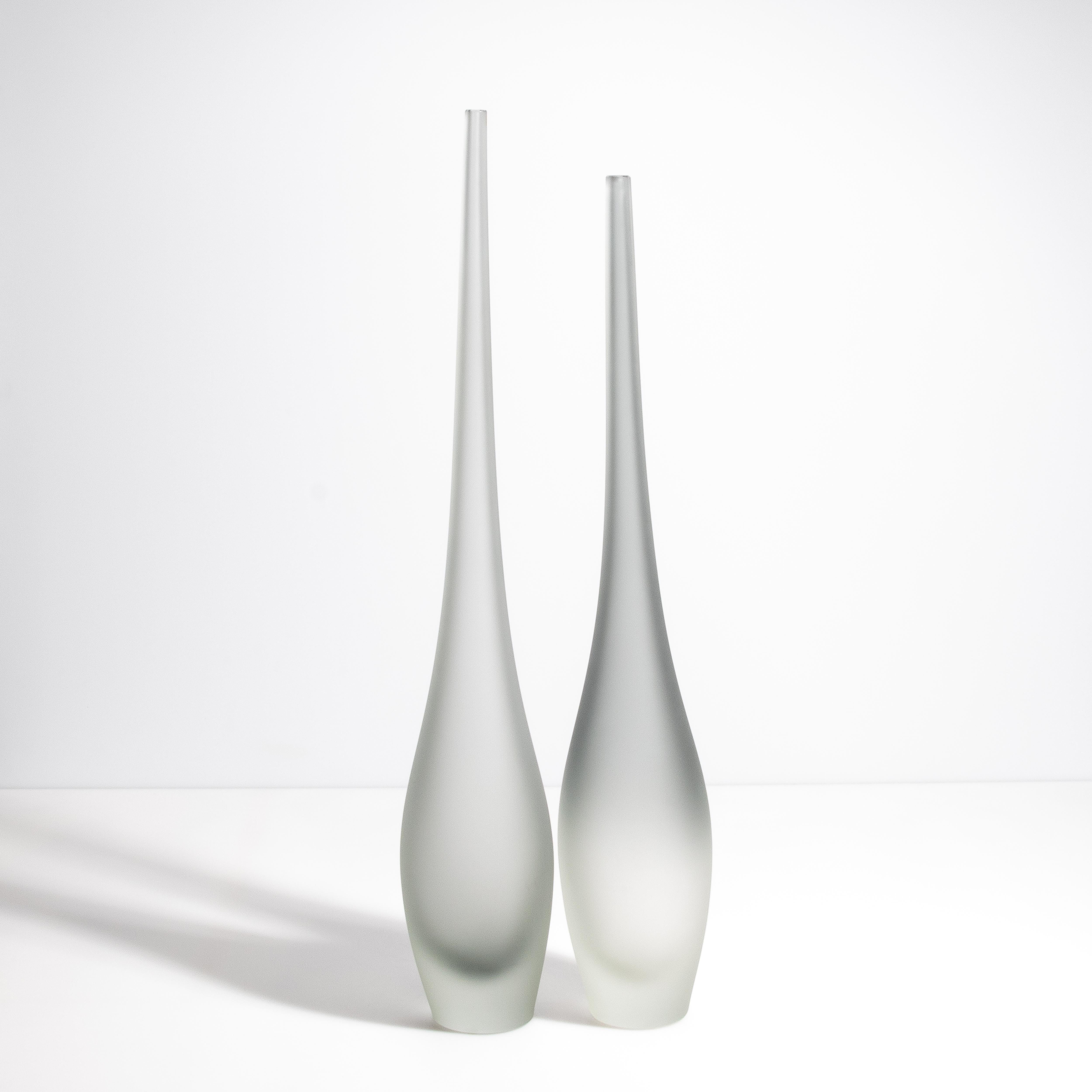 Moderno Set di 2 vasi a forma di flauto di Murano soffiati a mano in grigio in vendita