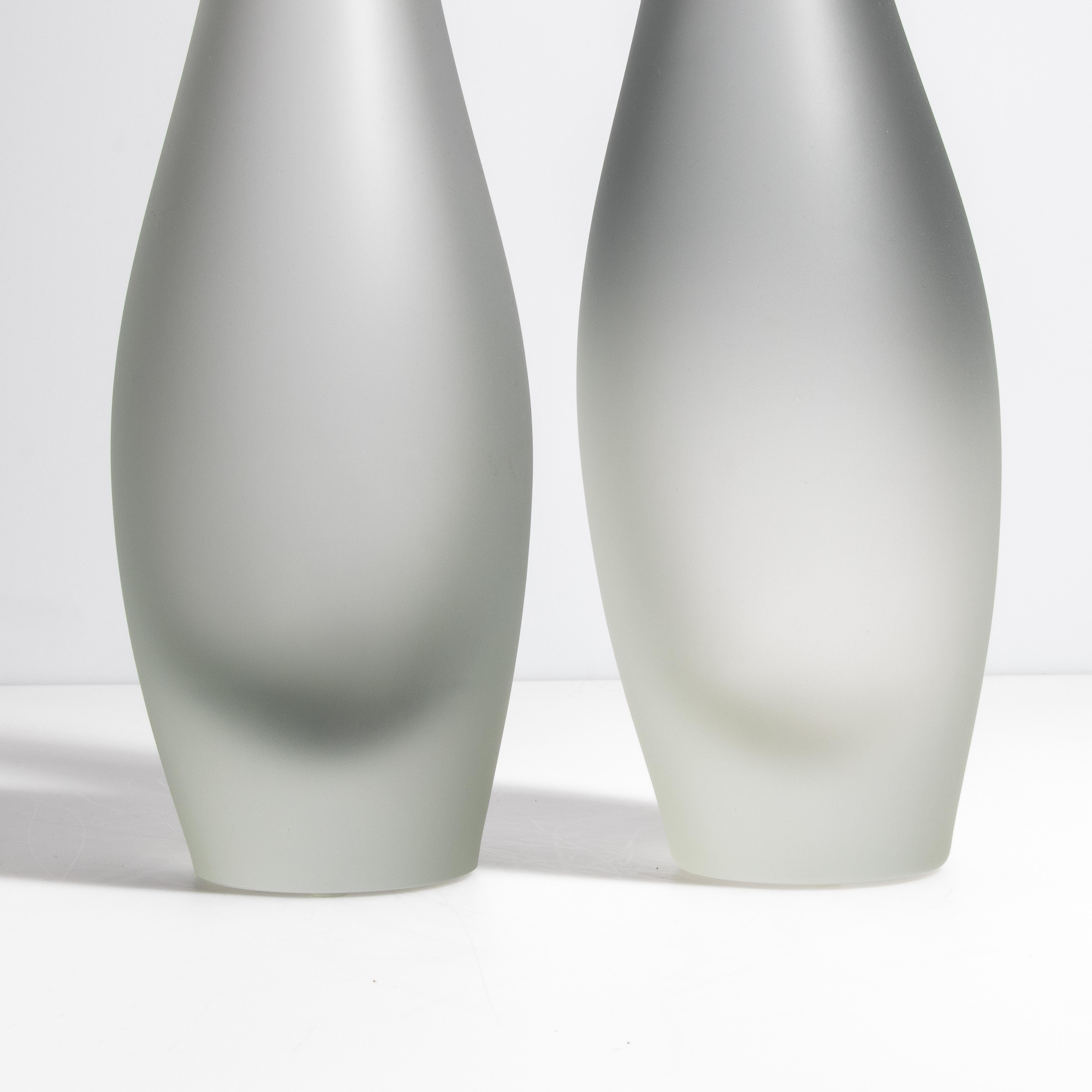 Italiano Set di 2 vasi a forma di flauto di Murano soffiati a mano in grigio in vendita