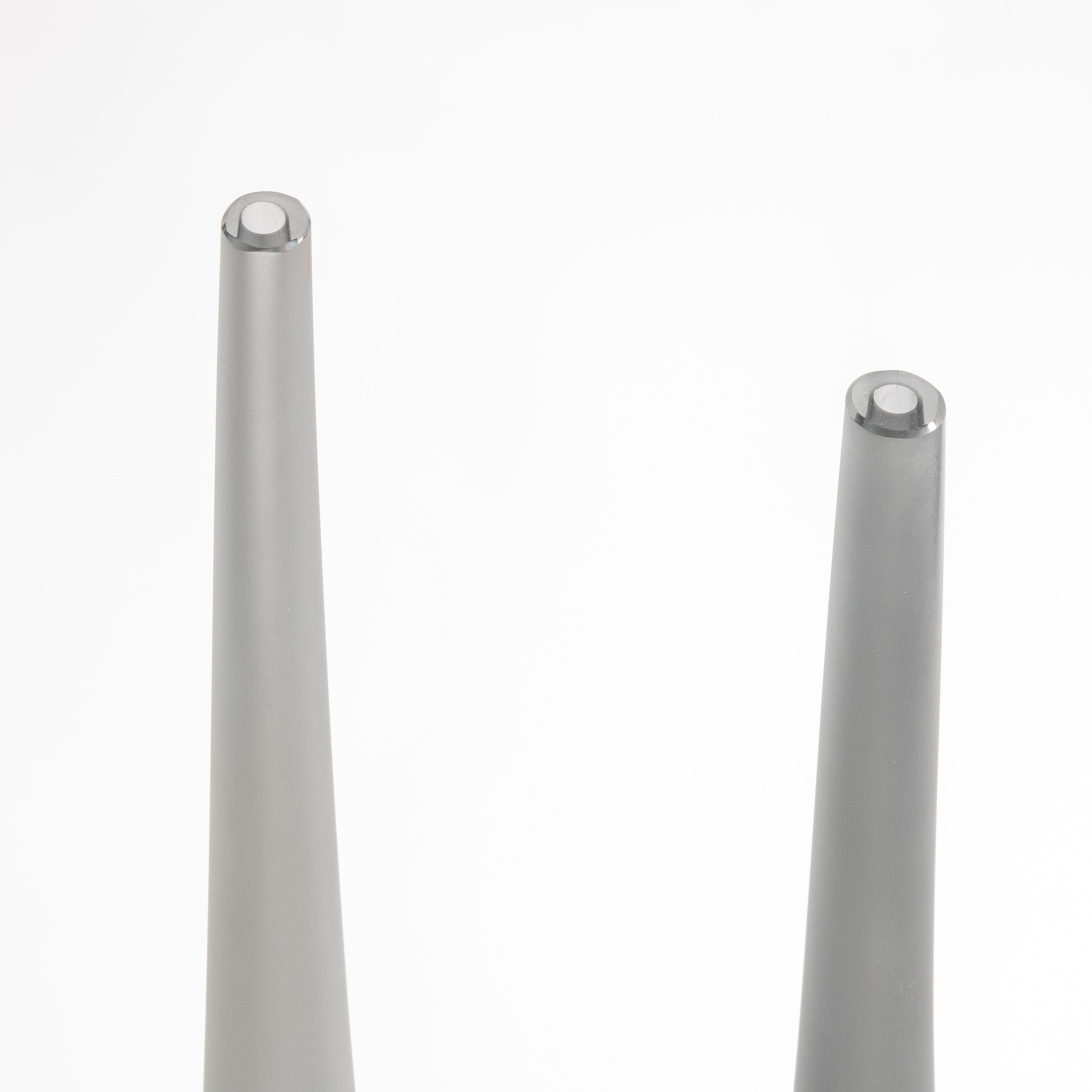 Fatto a mano Set di 2 vasi a forma di flauto di Murano soffiati a mano in grigio in vendita
