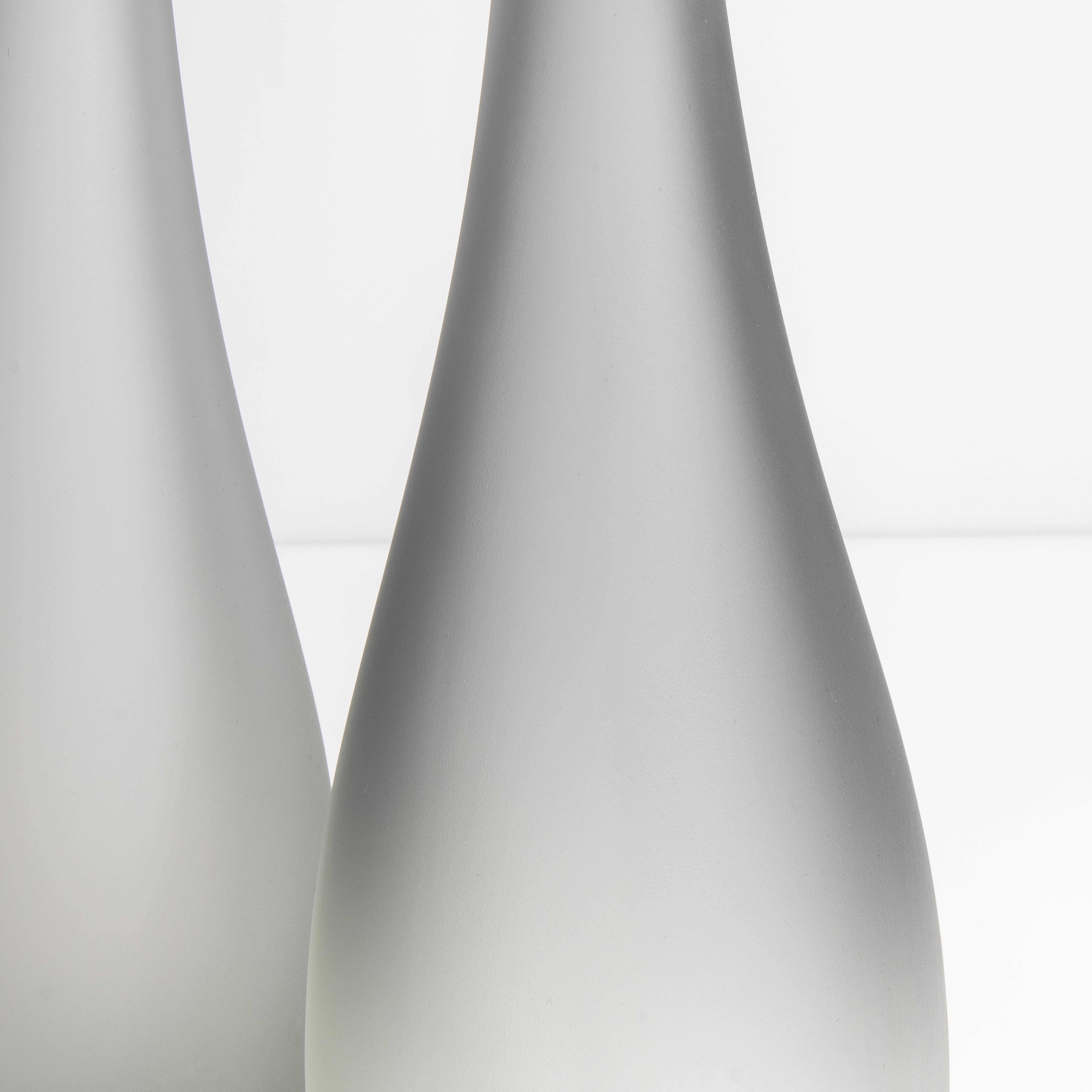 Set di 2 vasi a forma di flauto di Murano soffiati a mano in grigio In condizioni Nuovo in vendita a West Hollywood, CA