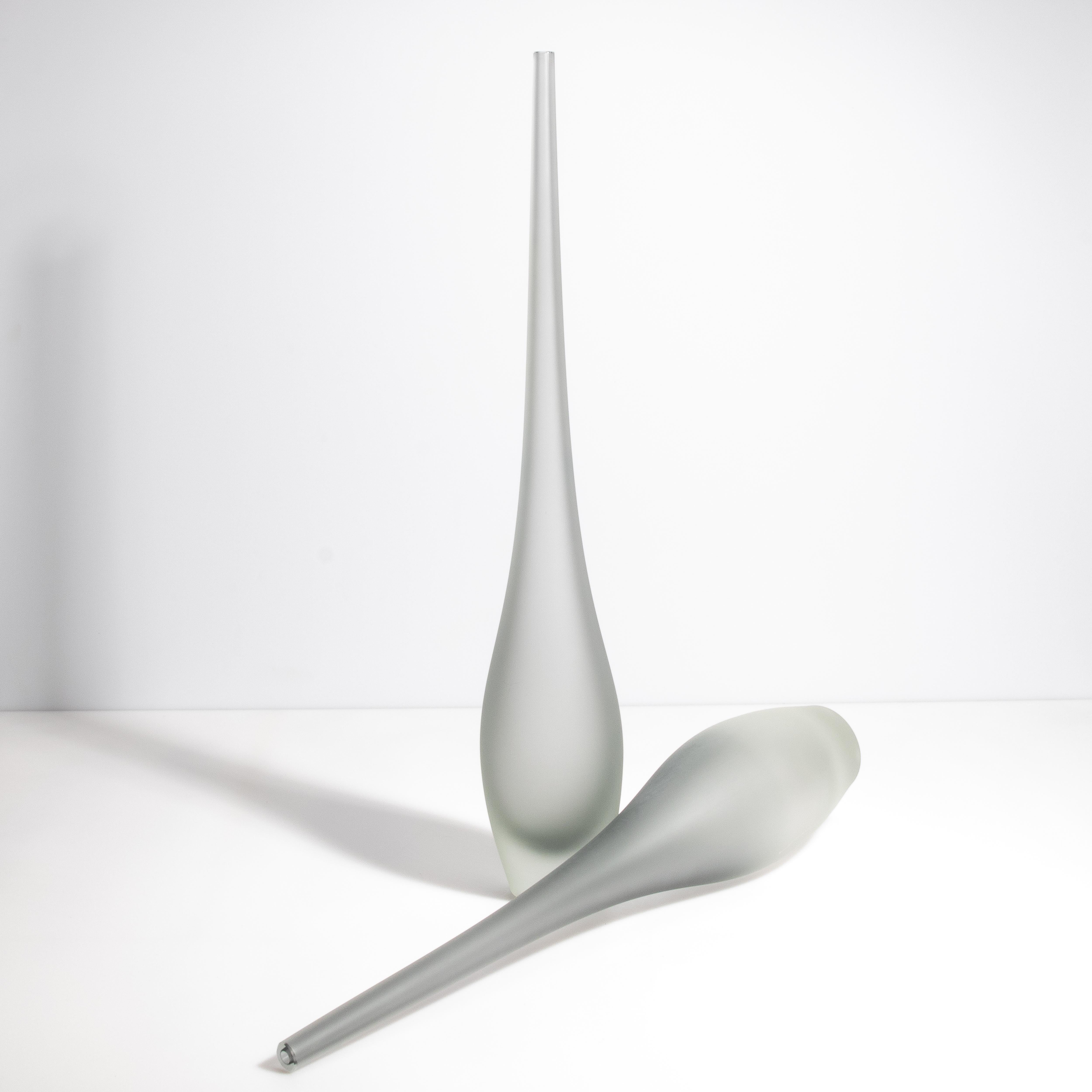 XXI secolo e contemporaneo Set di 2 vasi a forma di flauto di Murano soffiati a mano in grigio in vendita