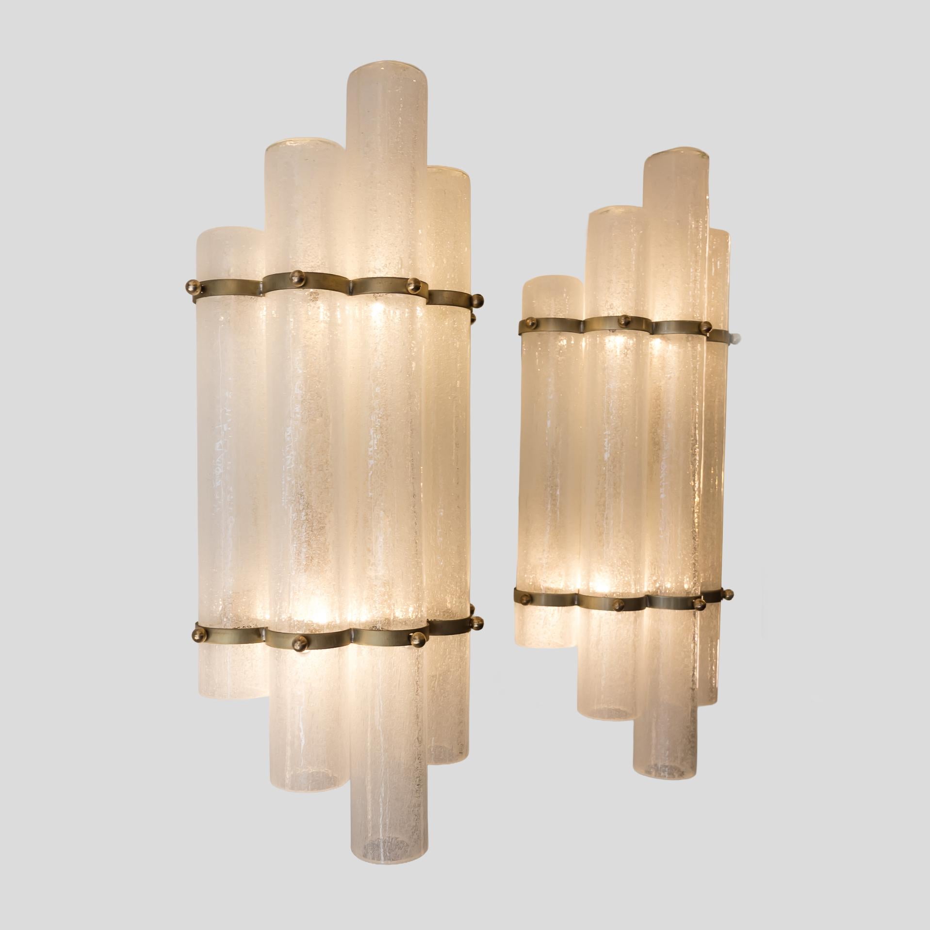 Set di 2 paralumi in vetro di Murano soffiato a mano su lampade da parete in metallo color ottone in vendita 3