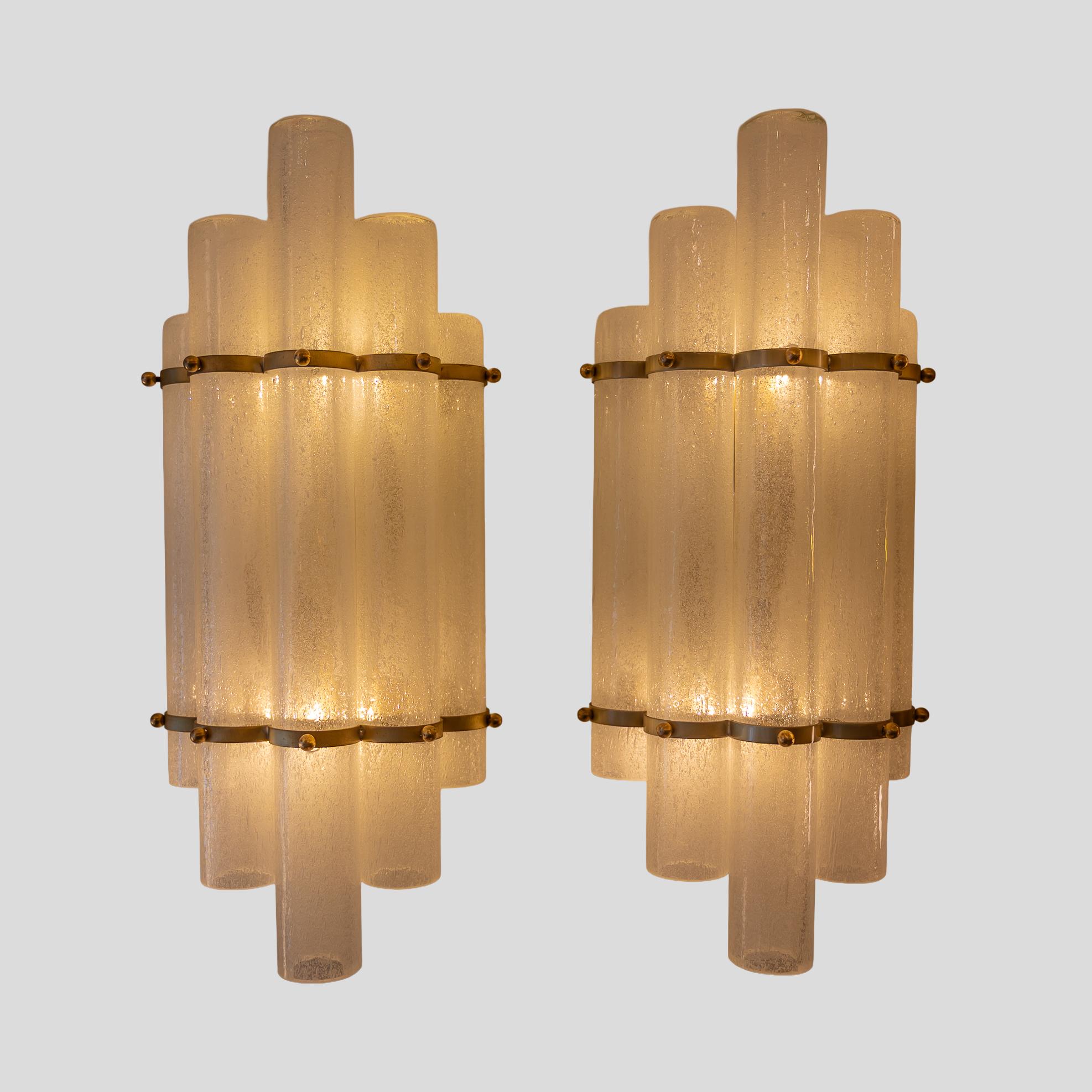 Set di 2 paralumi in vetro di Murano soffiato a mano su lampade da parete in metallo color ottone in vendita 4