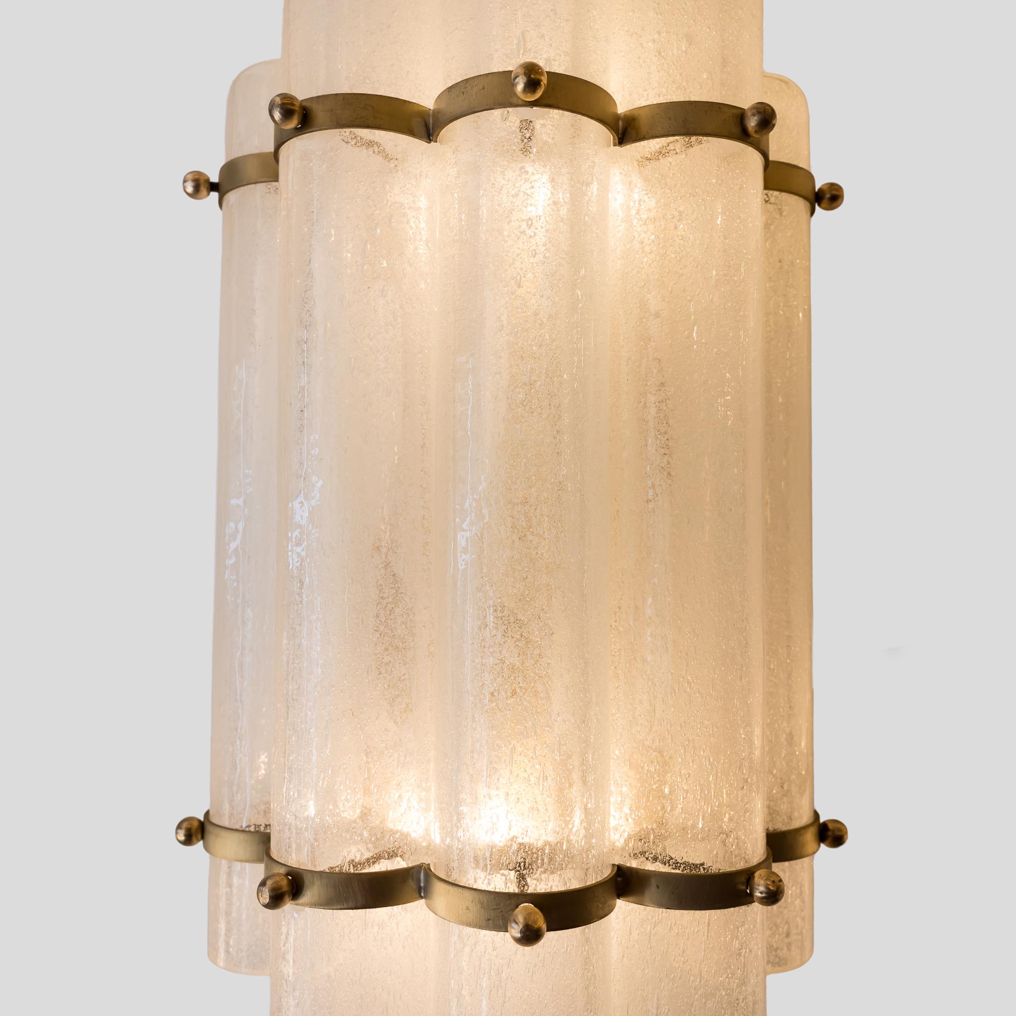 Mid-Century moderno Set di 2 paralumi in vetro di Murano soffiato a mano su lampade da parete in metallo color ottone in vendita