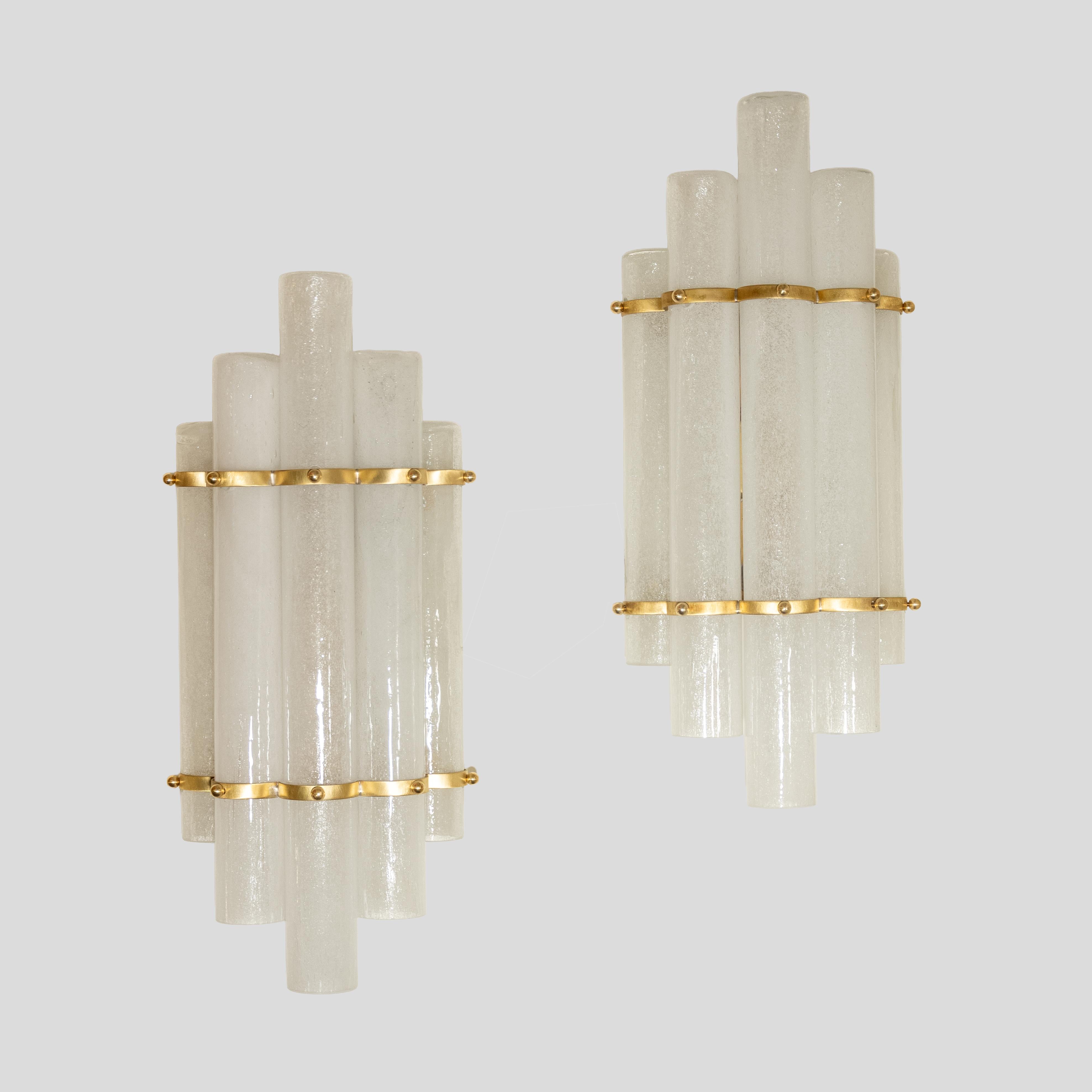 Italiano Set di 2 paralumi in vetro di Murano soffiato a mano su lampade da parete in metallo color ottone in vendita