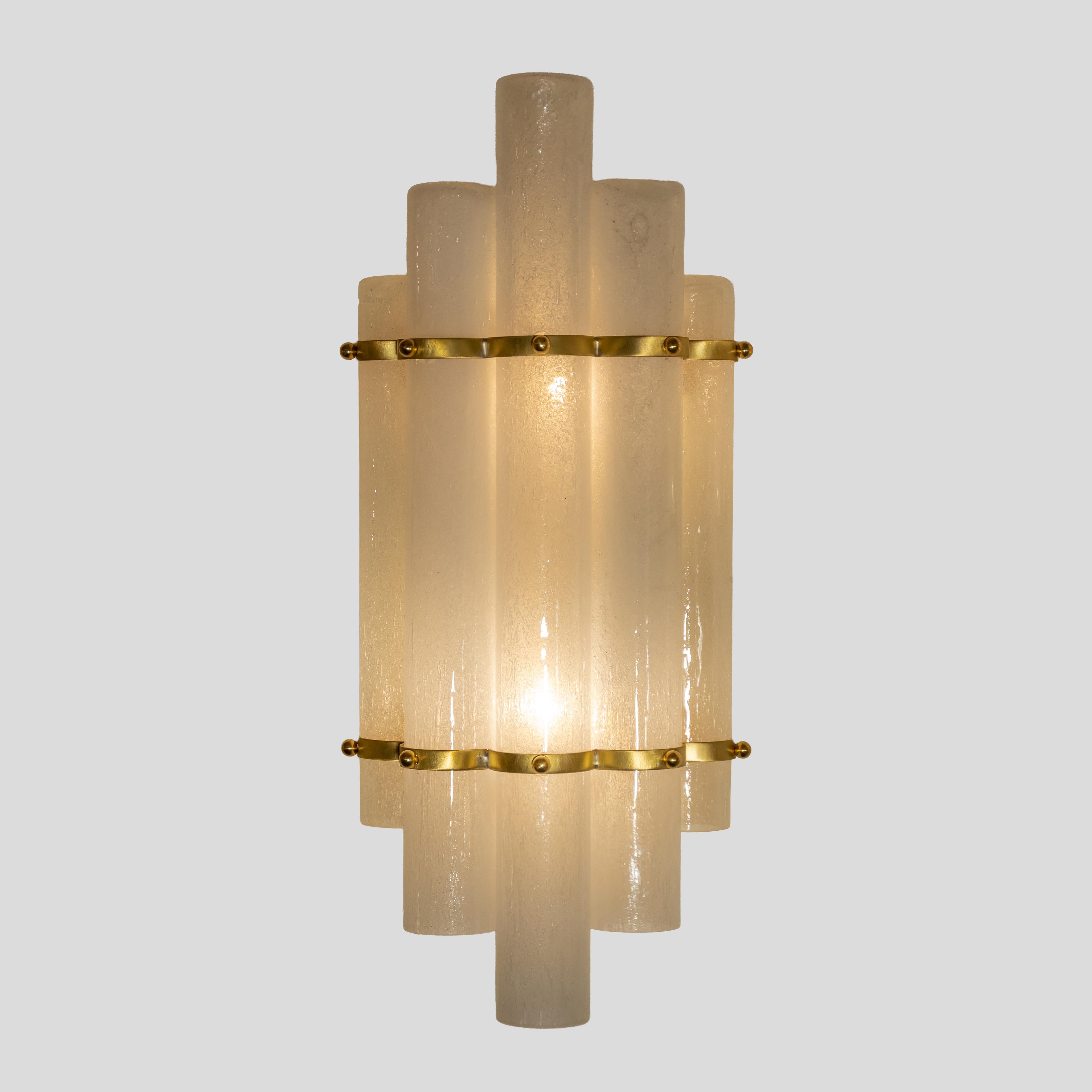 Set di 2 paralumi in vetro di Murano soffiato a mano su lampade da parete in metallo color ottone In condizioni ottime in vendita a London, GB