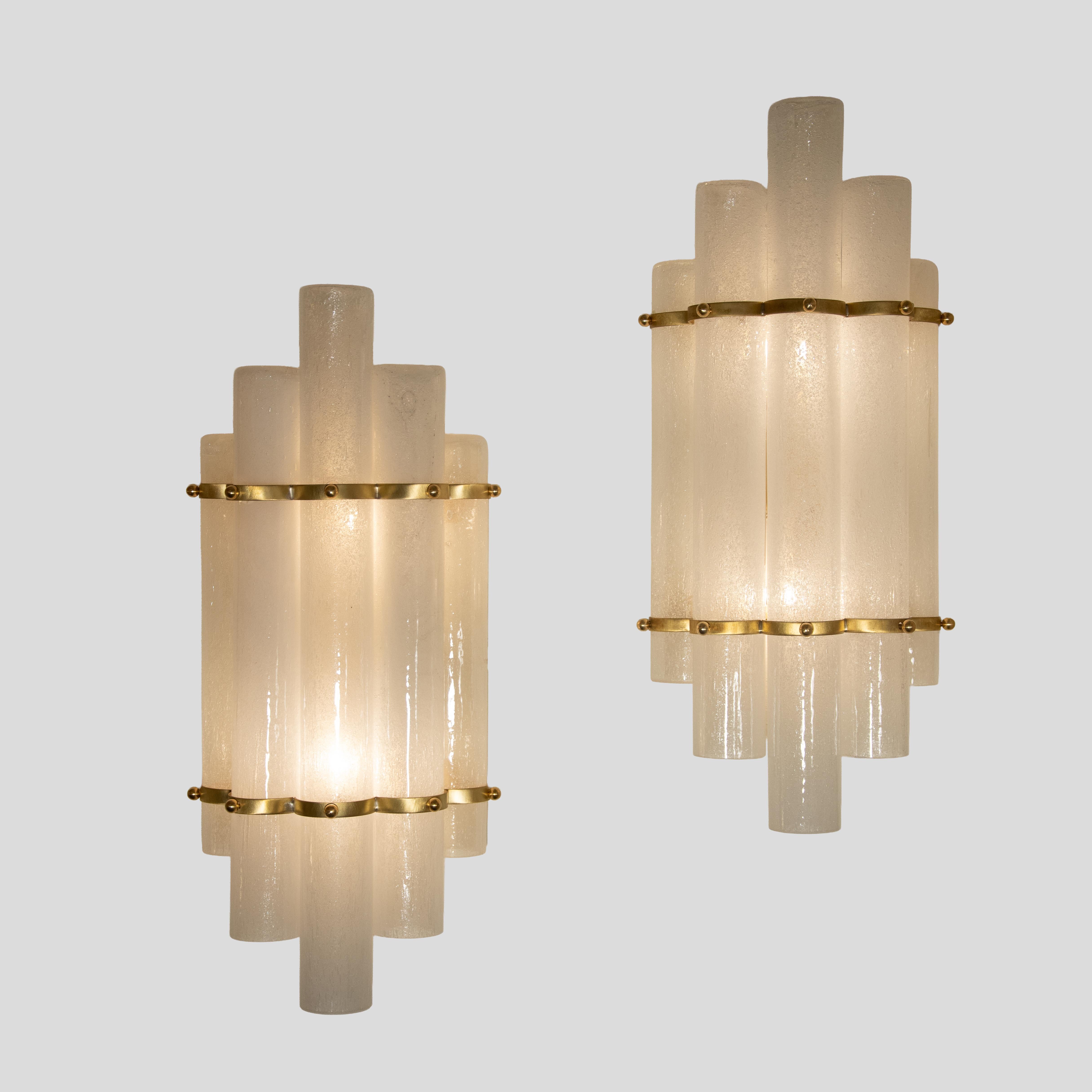 XXI secolo e contemporaneo Set di 2 paralumi in vetro di Murano soffiato a mano su lampade da parete in metallo color ottone in vendita